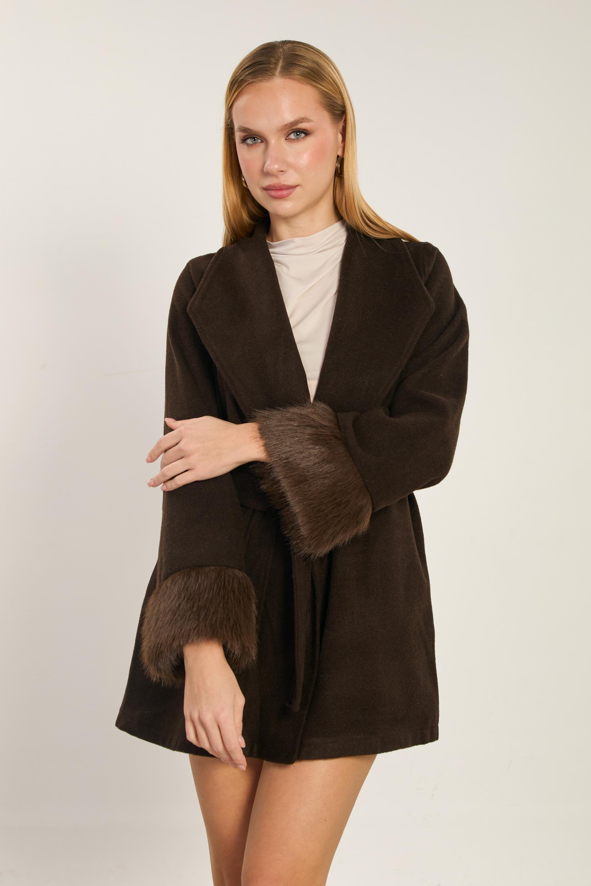 Kadın Kolu Kürk Detaylı Kaşe Kaban - Kahve