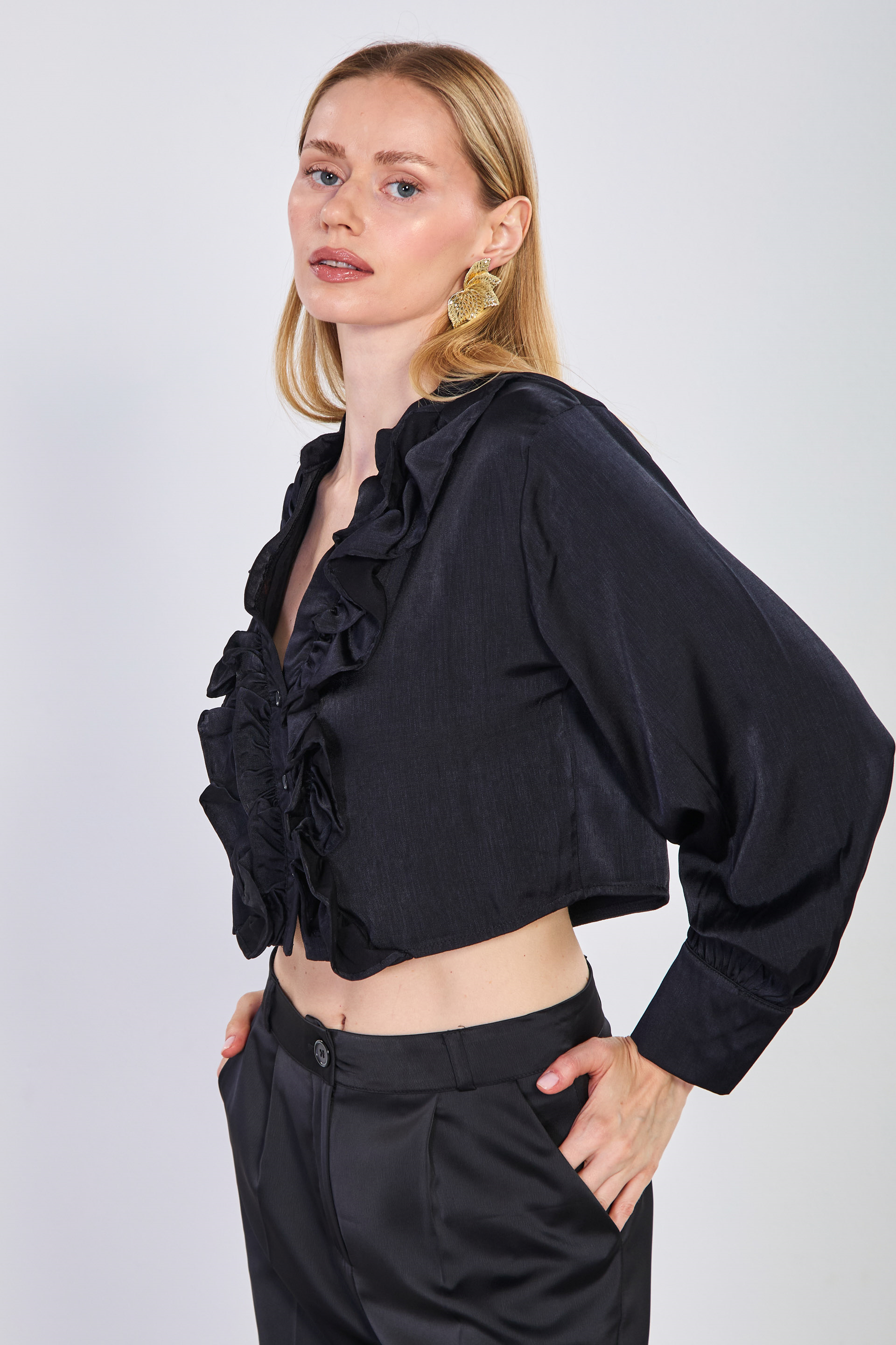 Kadın Önü Fırfırlı Saten Kısa Bluz - Siyah