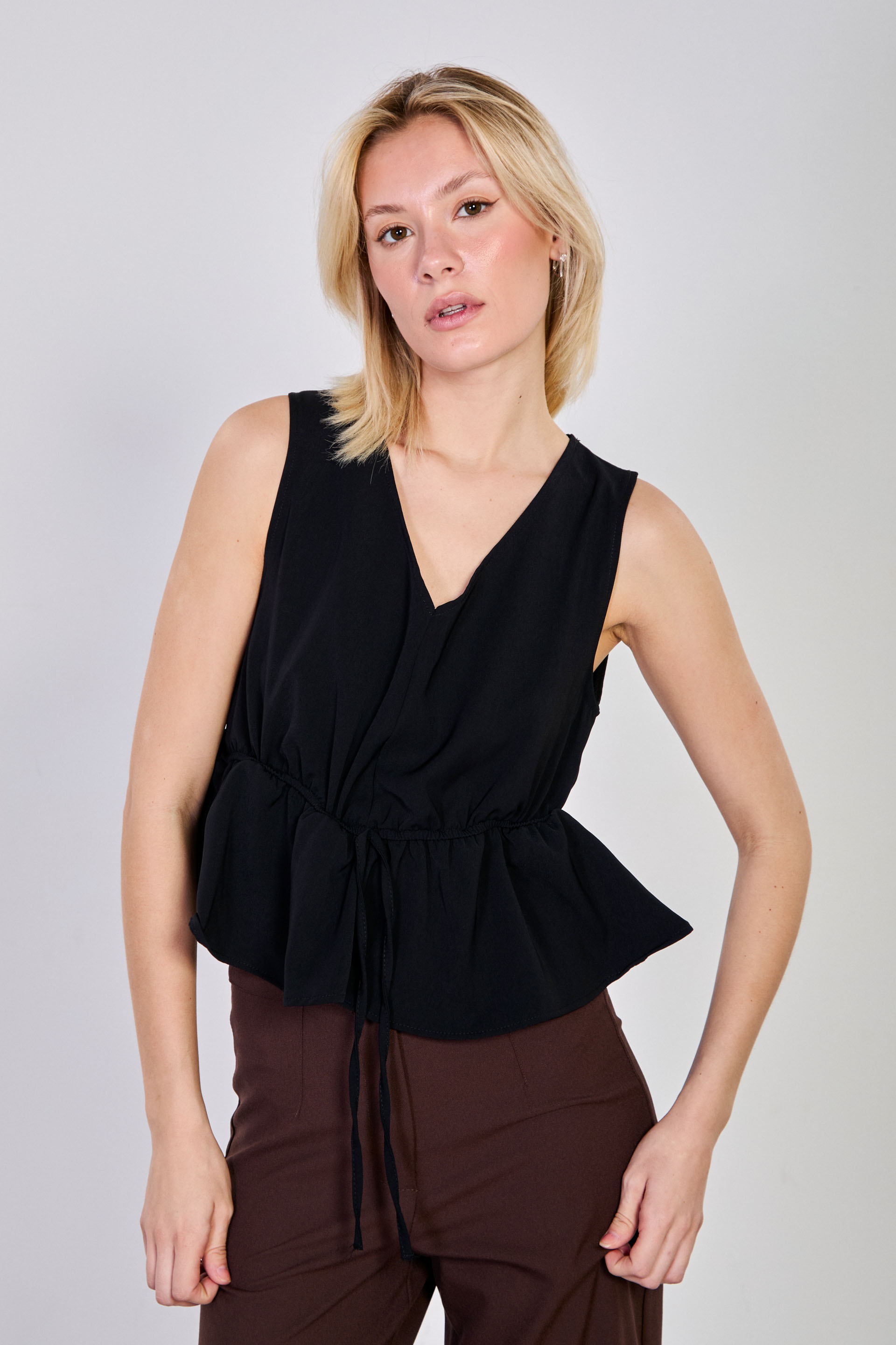 Kadın Beli Lastikli V Yaka Kolsuz Bluz - Siyah