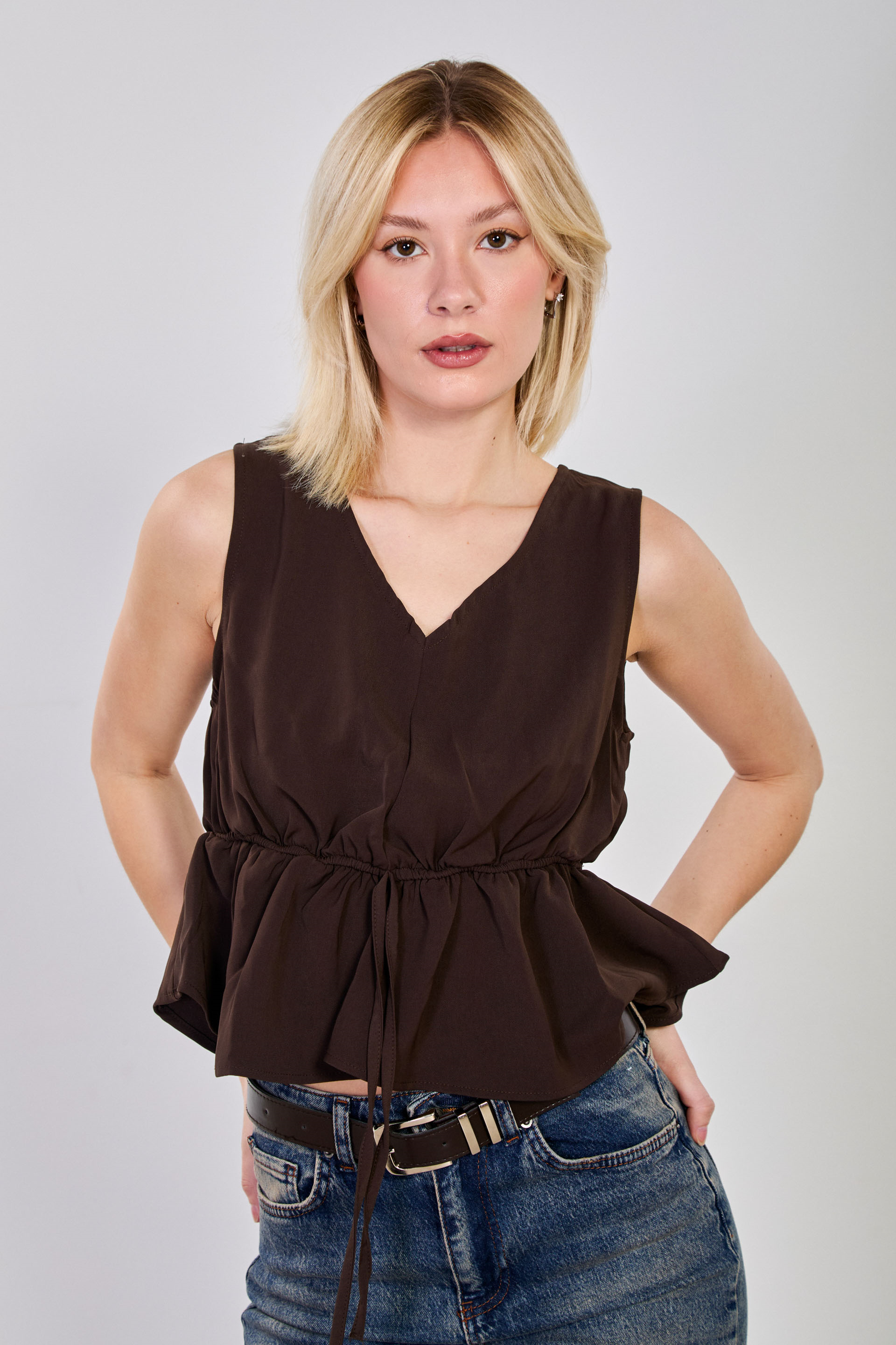 Kadın Beli Lastikli V Yaka Kolsuz Bluz - Kahve