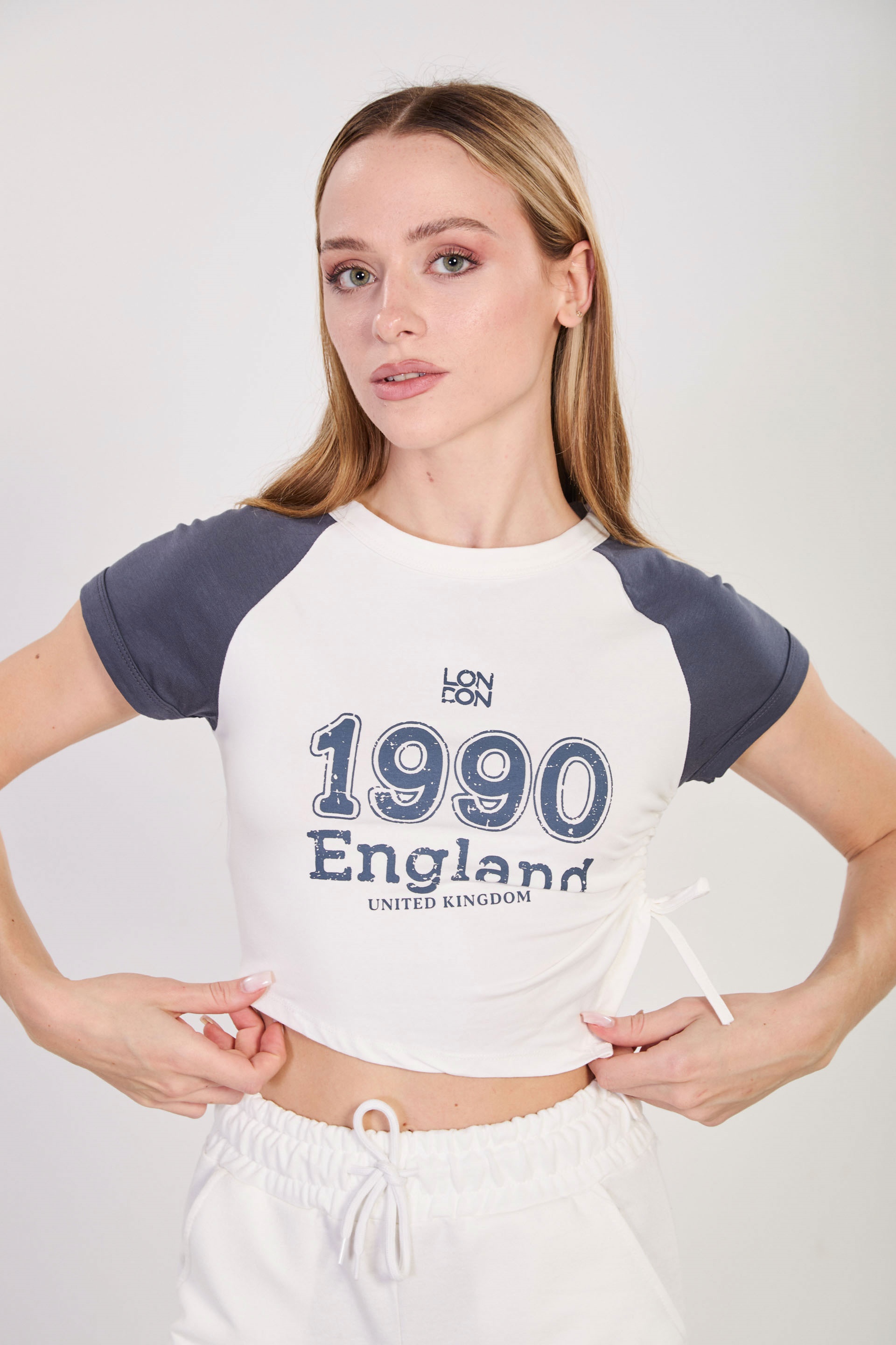 Kadın Yanı Büzgülü Önü Baskılı Reglan Kol T-Shirt - Ekru/Antrasit