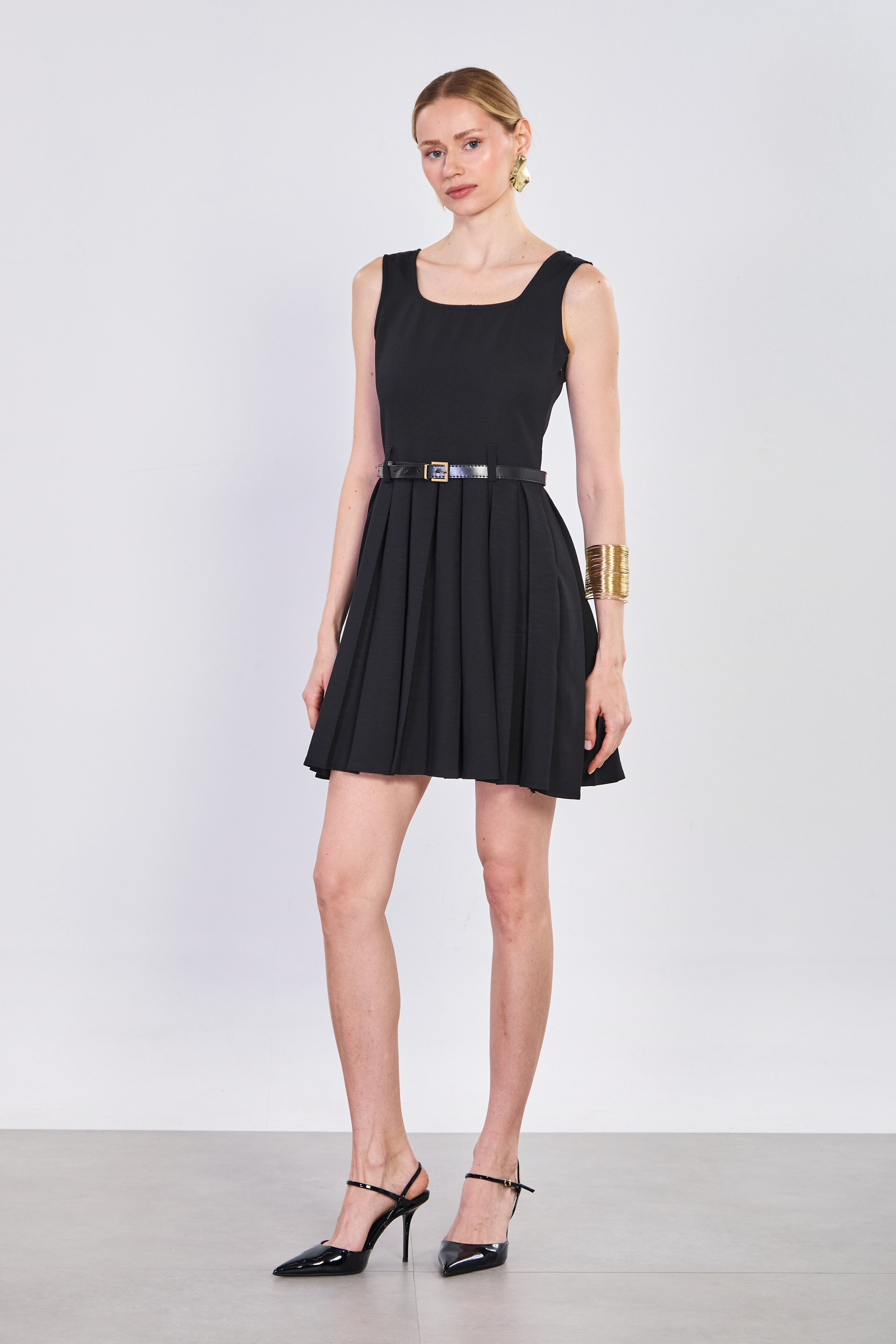 Kadın Kalın Askılı Kemerli Pileli Kısa Elbise - Siyah