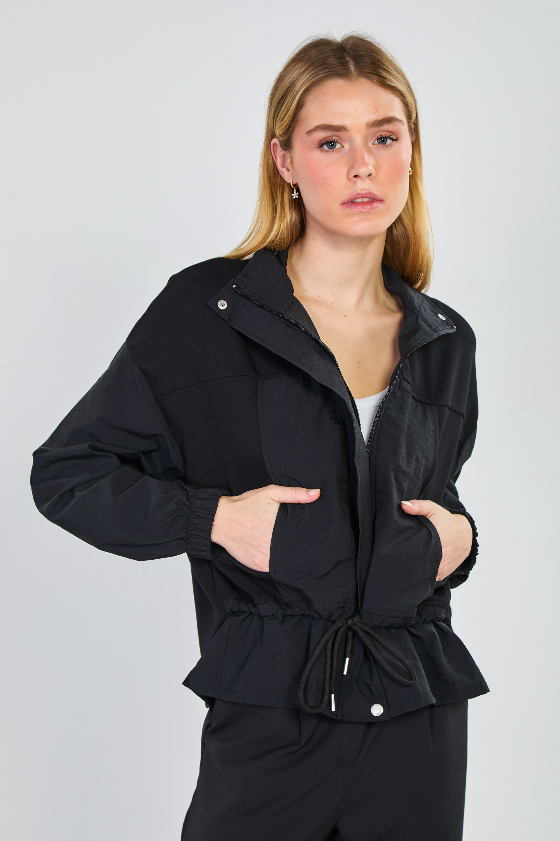 Kadın Dik Yaka Beli Bağlamalı Fermuarlı Mont - Siyah