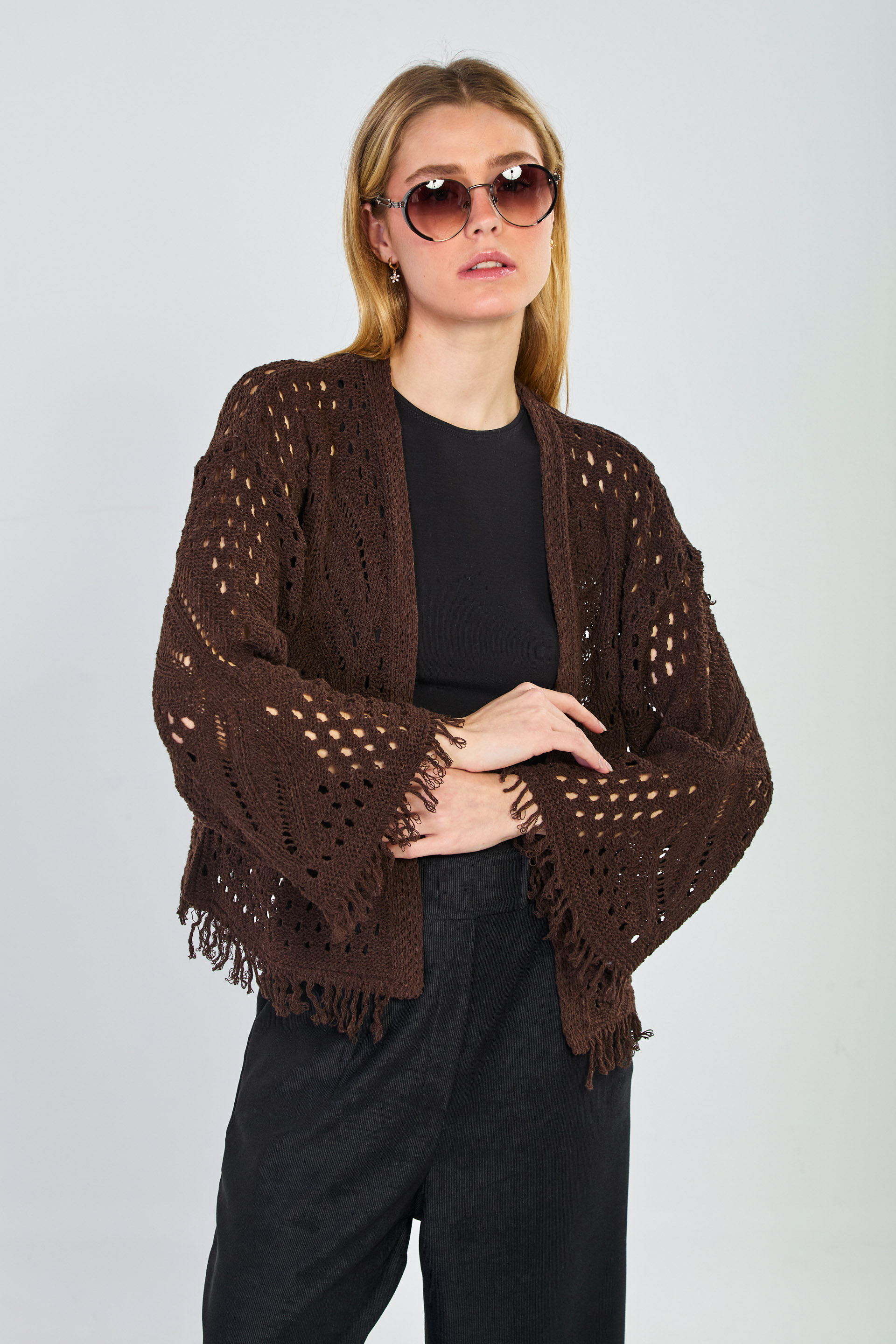 Kolları ve etek ucu püsküllü ajurlu hırka-1569 Acı Kahve