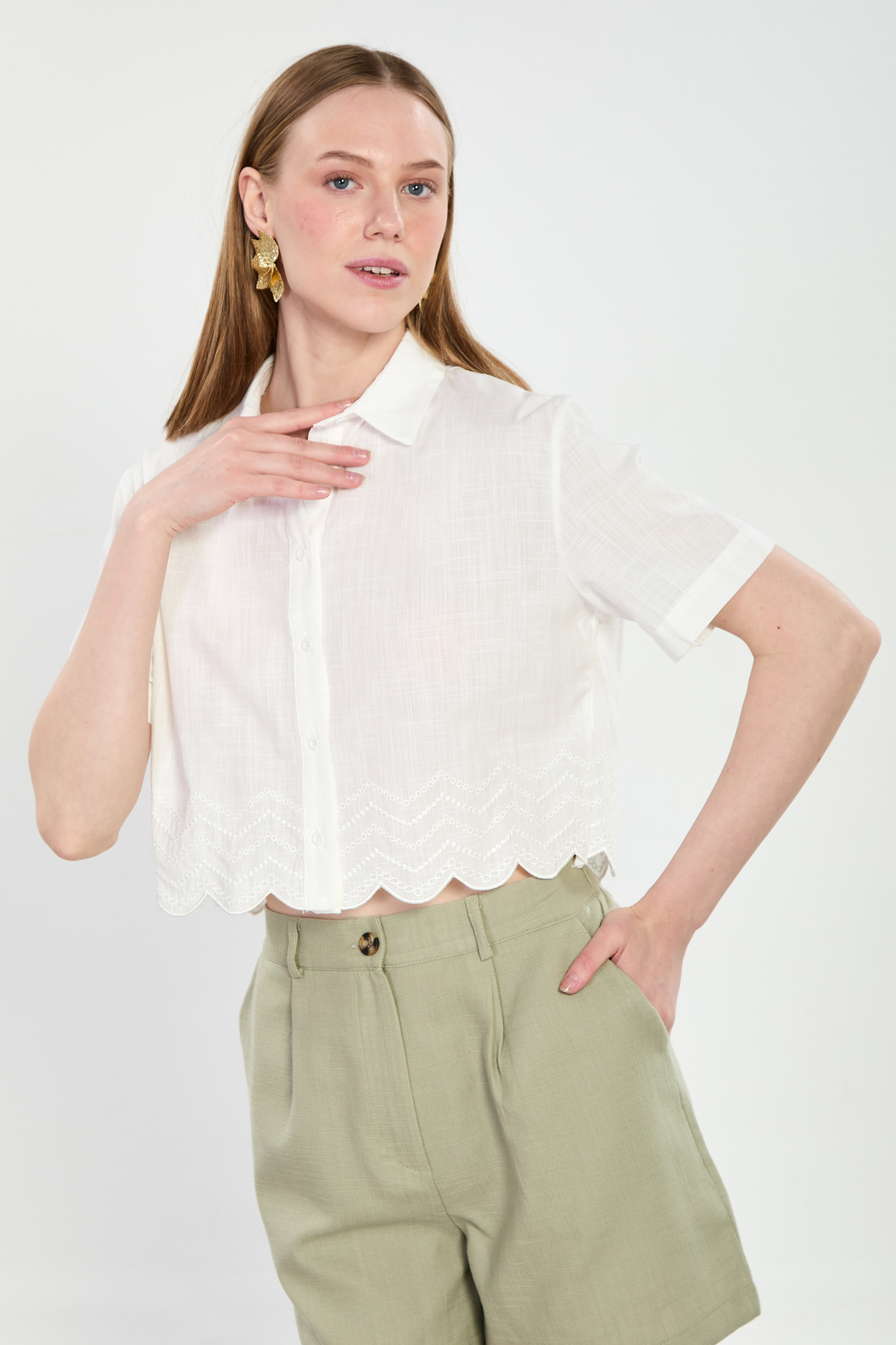 Kadın Kısa Kollu Etek Ucu Nakışlı Gömlek - Beyaz