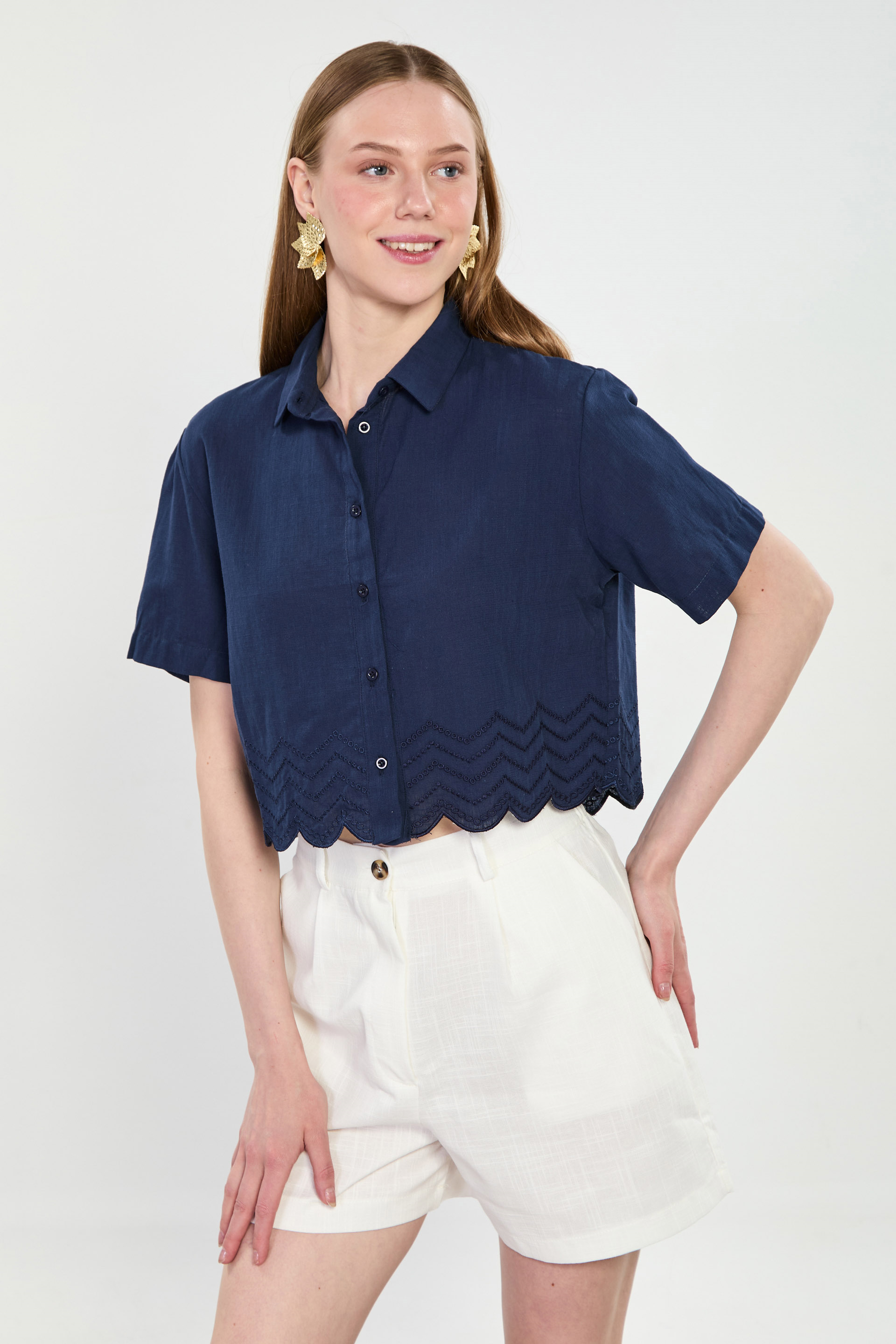 Kısa Kollu Etek Ucu Nakışlı Gömlek - Lacivert