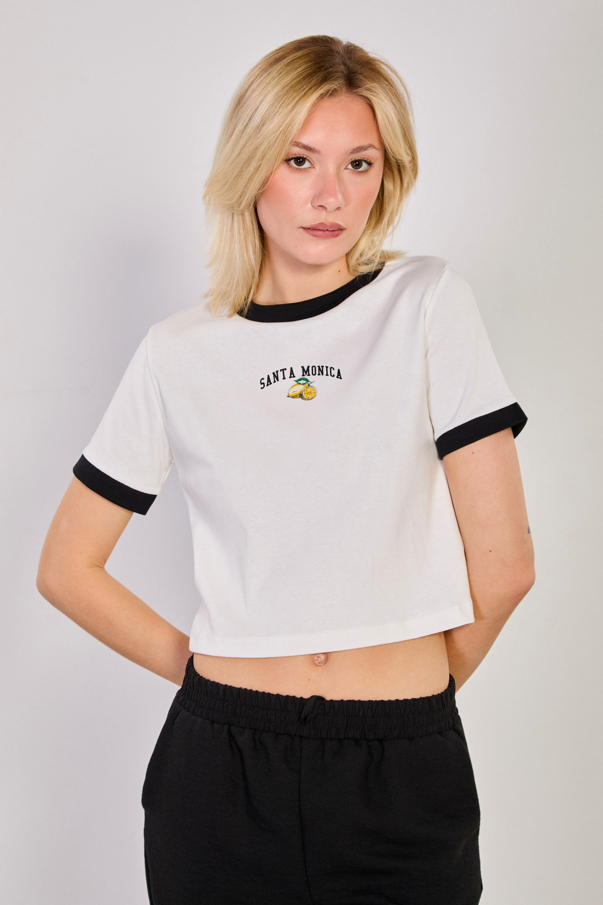 Kadın Santa Monica Kol ve Yaka Garnili T-Shirt - Ekru/Siyah