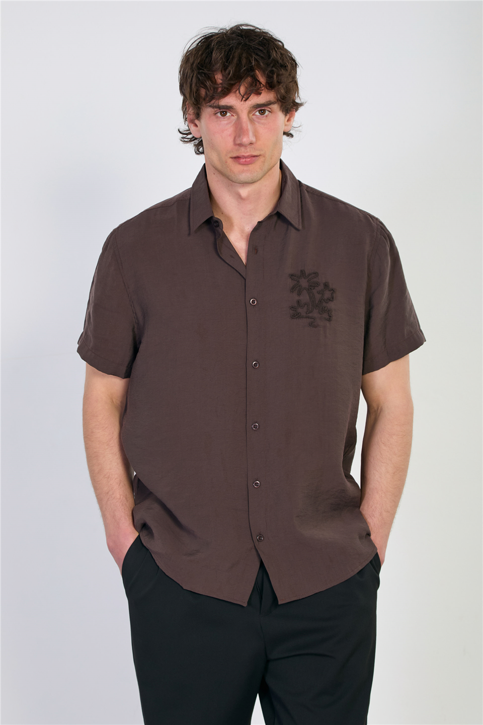 Erkek Yaka İşlemeli Kısa Kollu Gömlek - Kahve
