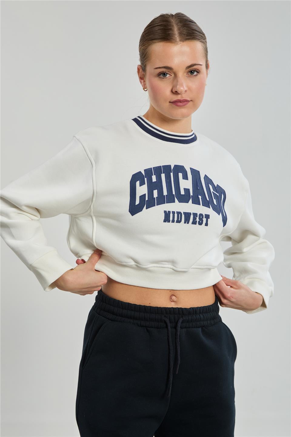 Kadın Chicago Yazılı Crop Sweatshirt - Ekru