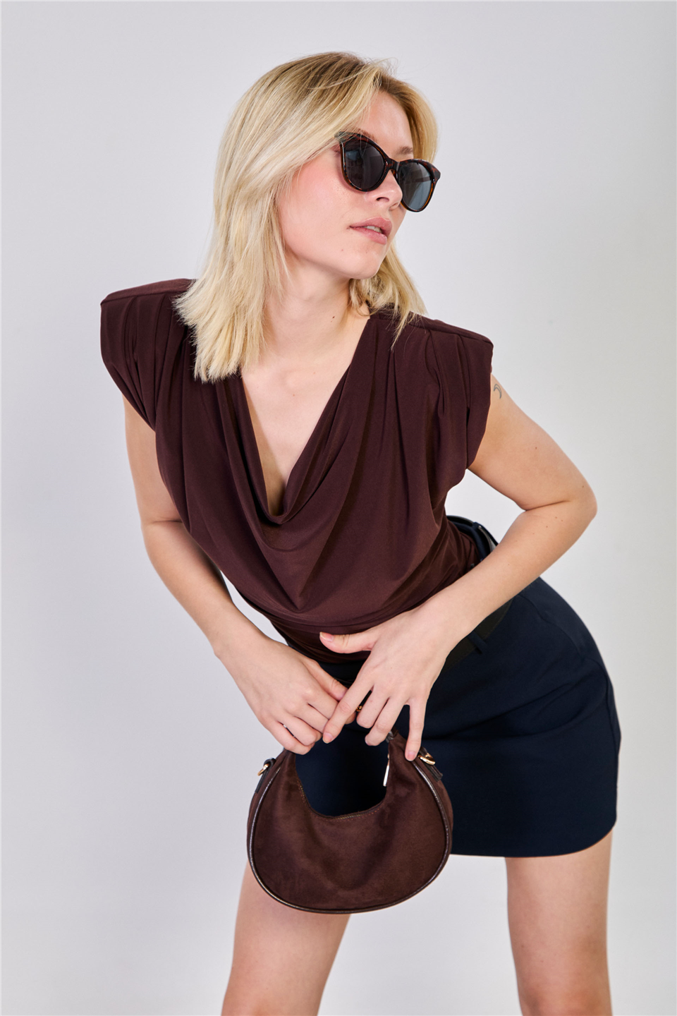 Kadın Degaje Yaka Vatkalı Kolsuz Bluz - Acı Kahve