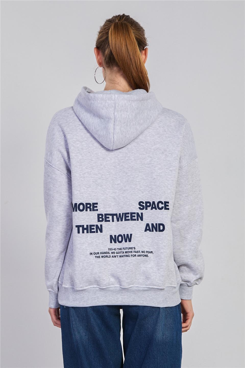 Kadın Göğüs ve Sırt Baskılı Kapüşonlu Sweatshirt - Kar Melanj 