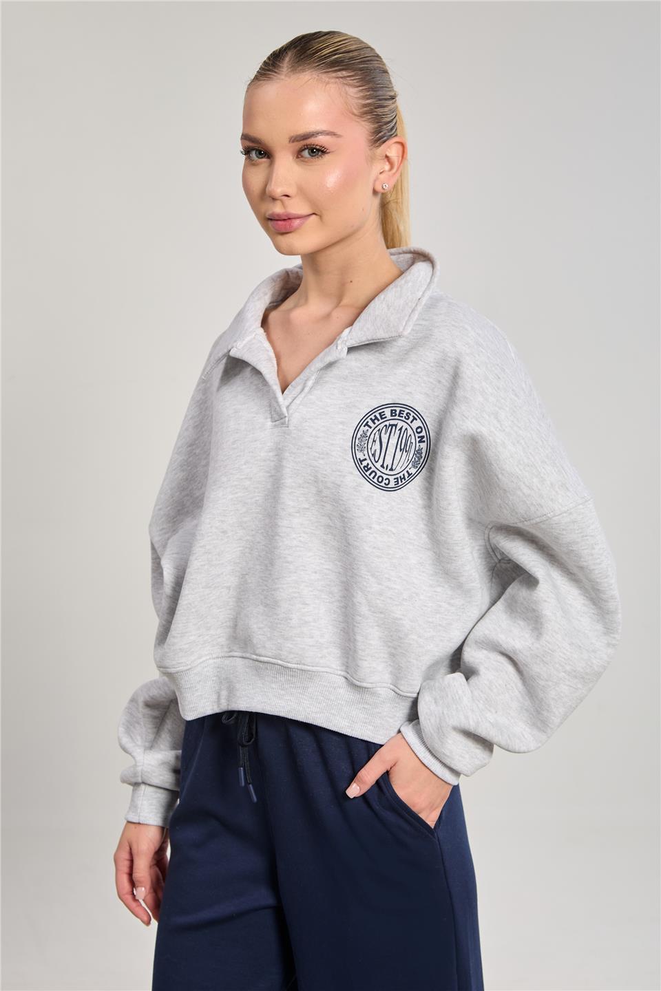 Kadın Polo Yaka Arka Baskılı Kısa Sweatshirt - Kar Melanj