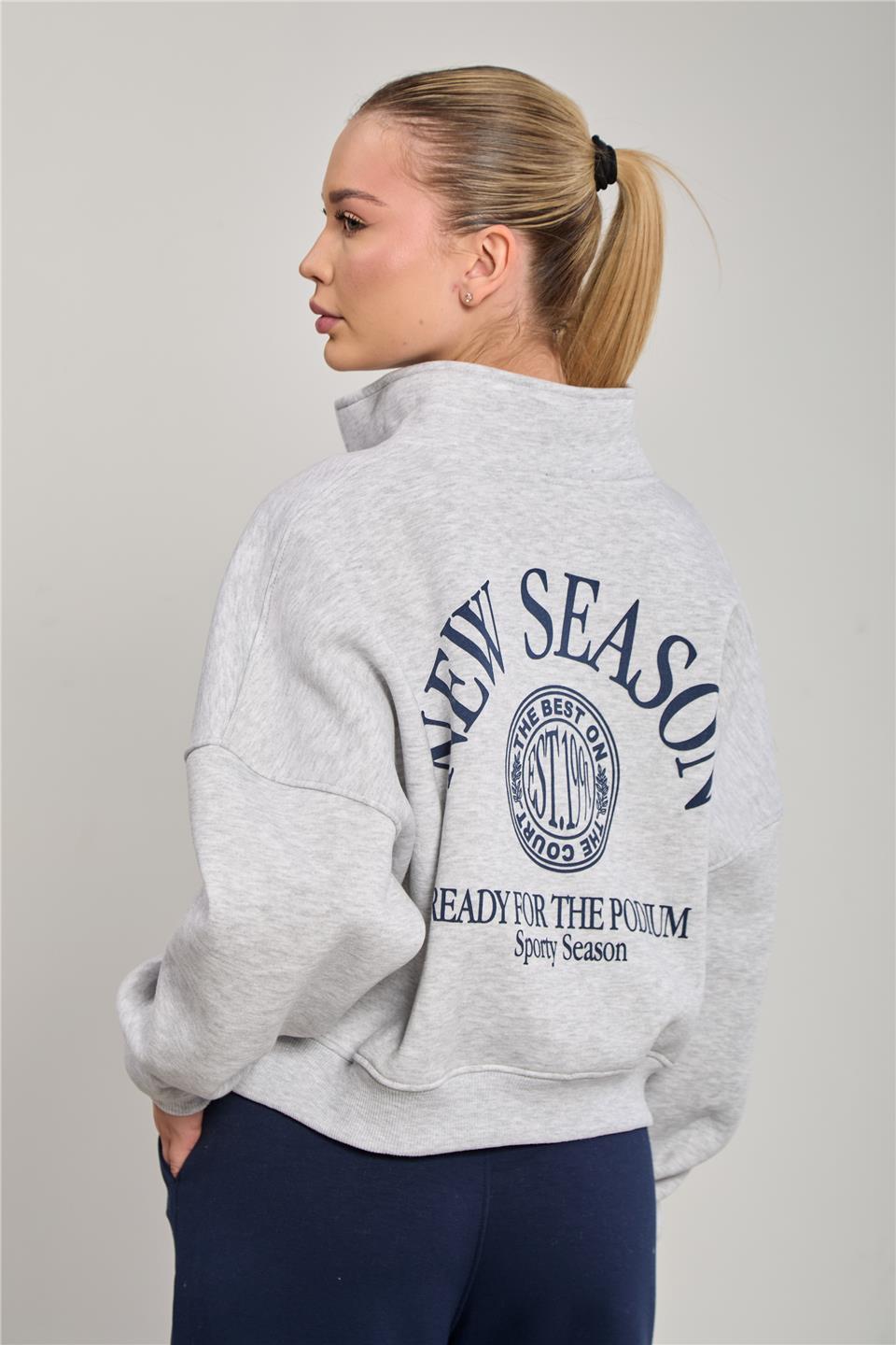 Kadın Polo Yaka Arka Baskılı Kısa Sweatshirt - Kar Melanj