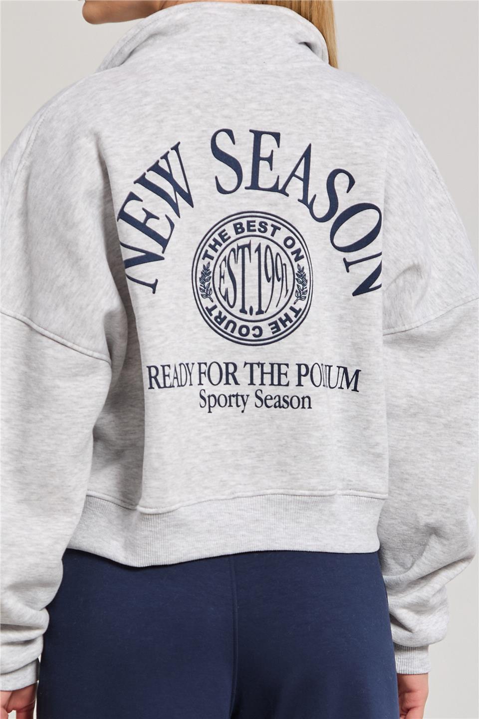 Kadın Polo Yaka Arka Baskılı Kısa Sweatshirt - Kar Melanj