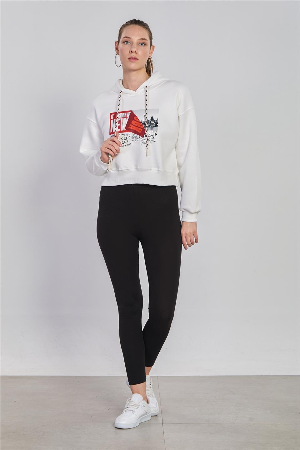 Kadın Önü Baskılı Kapüşonlu Kısa Sweatshirt - Ekru