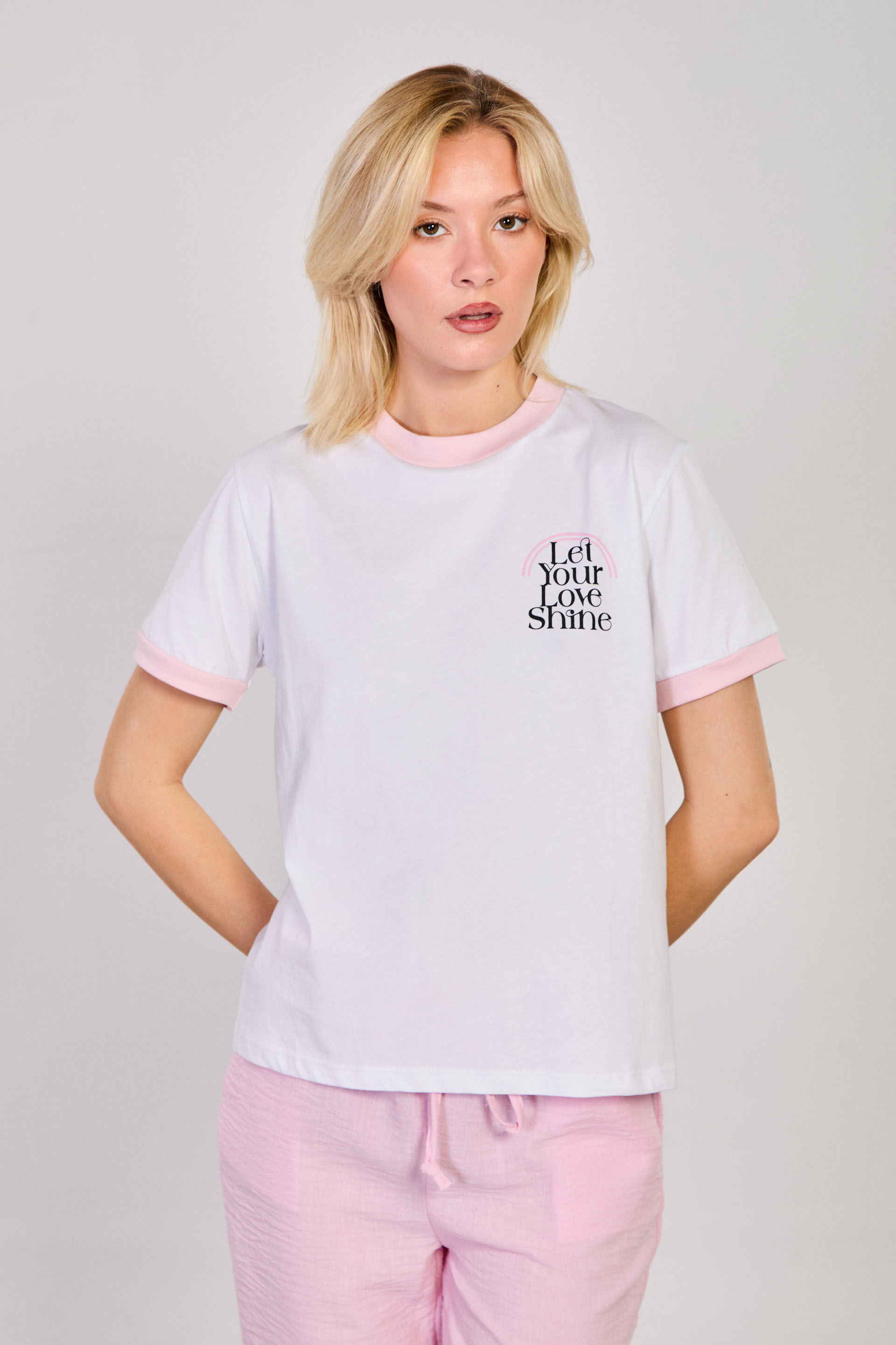 Kadın Göğsü Yazı Baskılı Garnili T-Shirt - Beyaz/Pembe