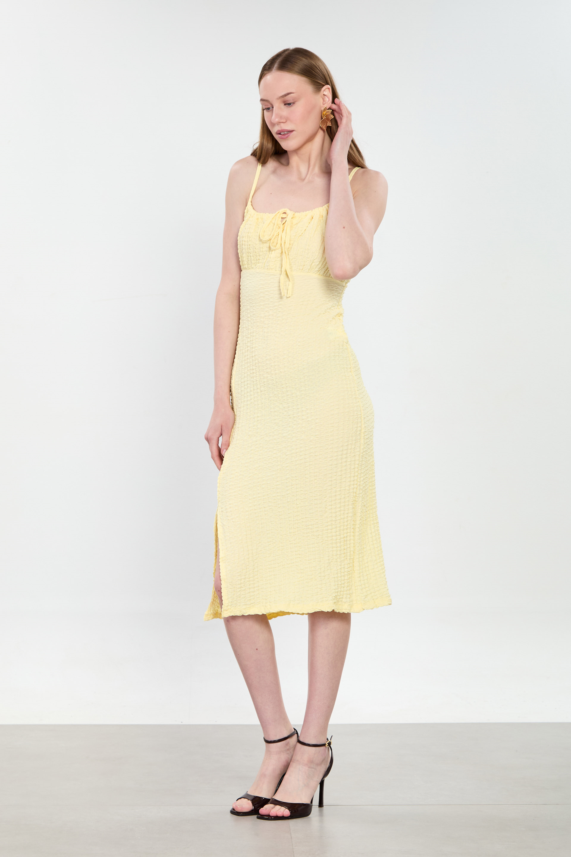 Kadın Göğüs Bağlamalı Yandan Yırtmaçlı Elbise - Sarı