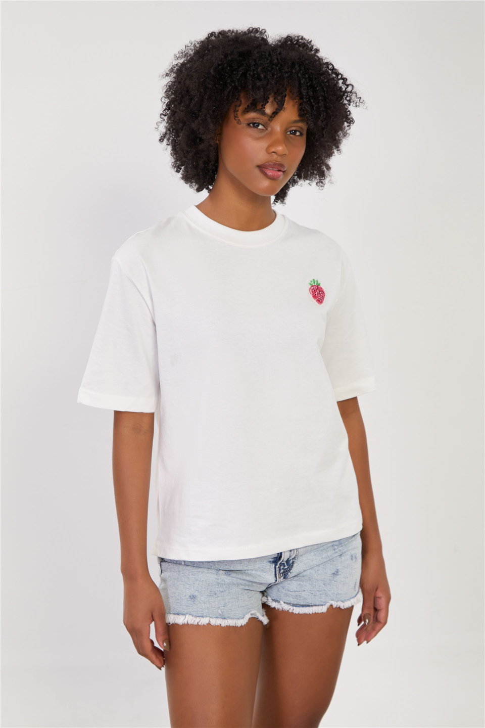 Kadın Göğüsü Çilek Aplikli T-Shirt - Ekru