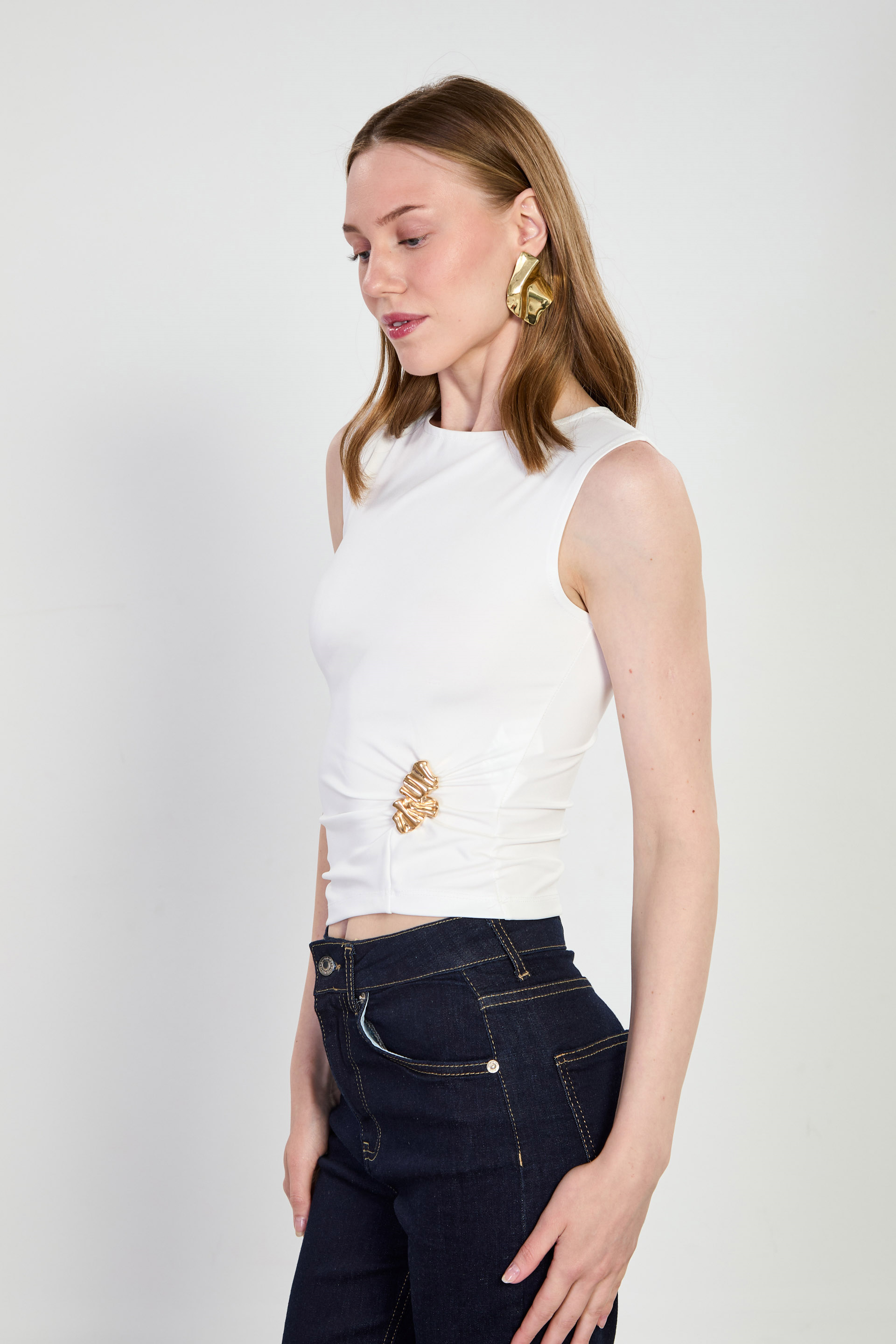 Kadın Toka Detaylı Sıfır Kol Bluz - Ekru