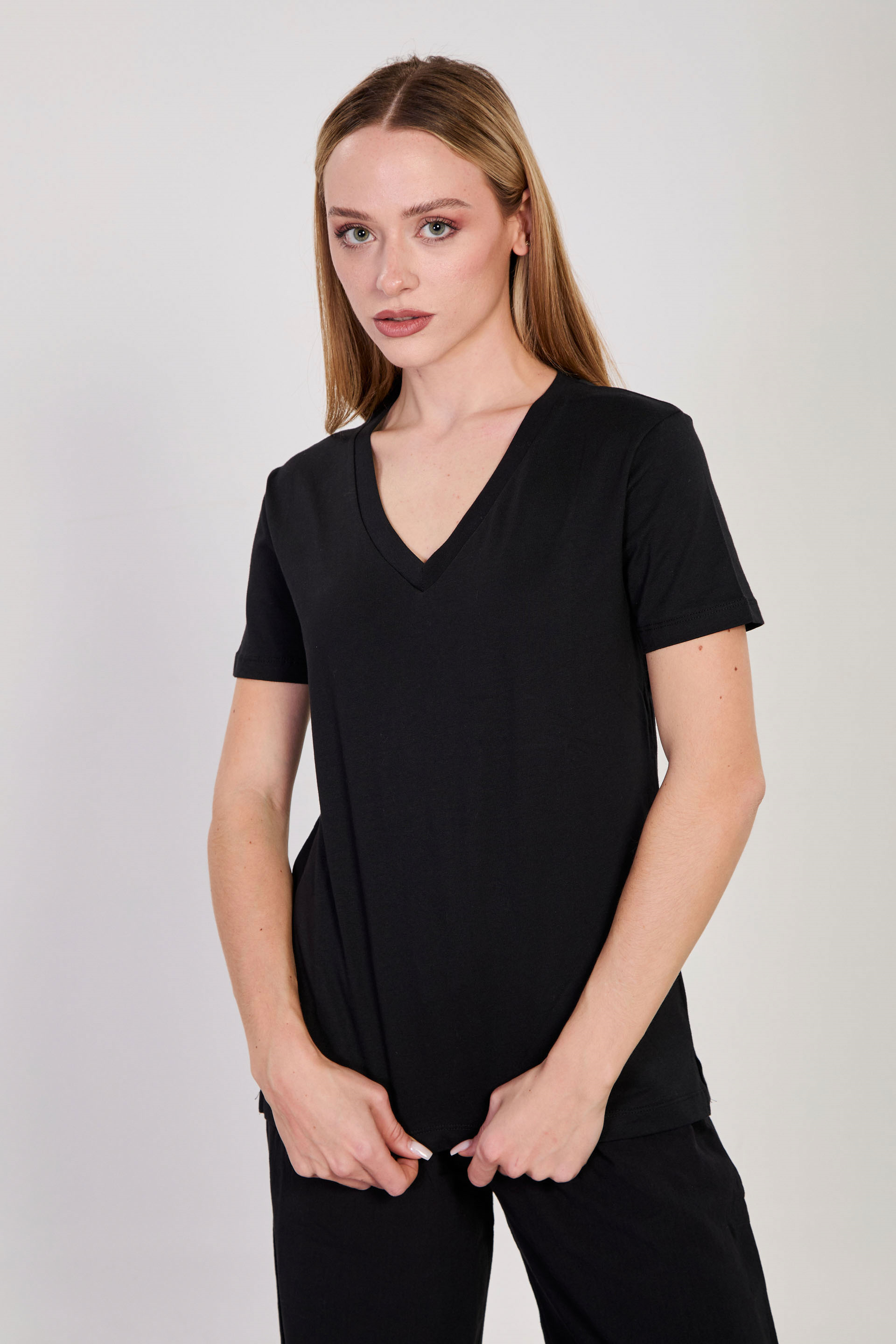 Kadın V Yaka Basic T-Shirt - Siyah