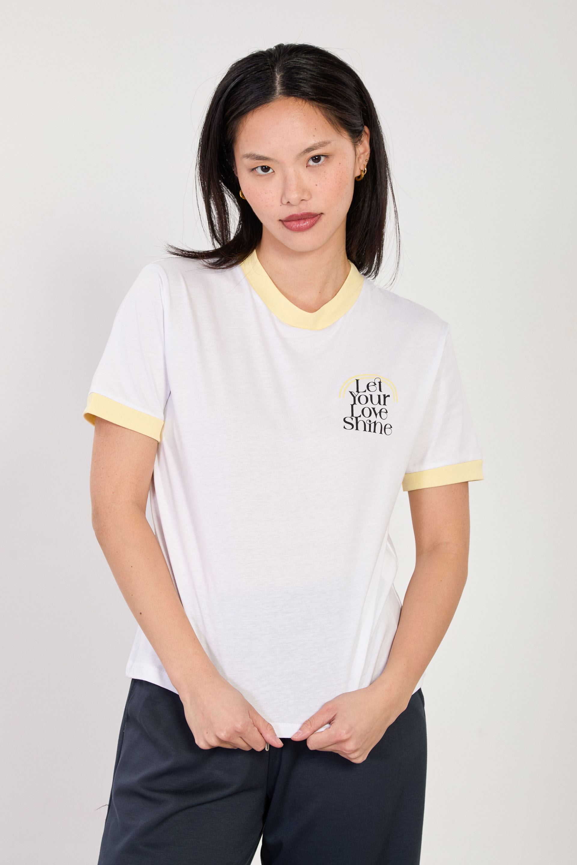 Kadın Göğsü Yazı Baskılı Garnili T-Shirt - Beyaz/Sarı