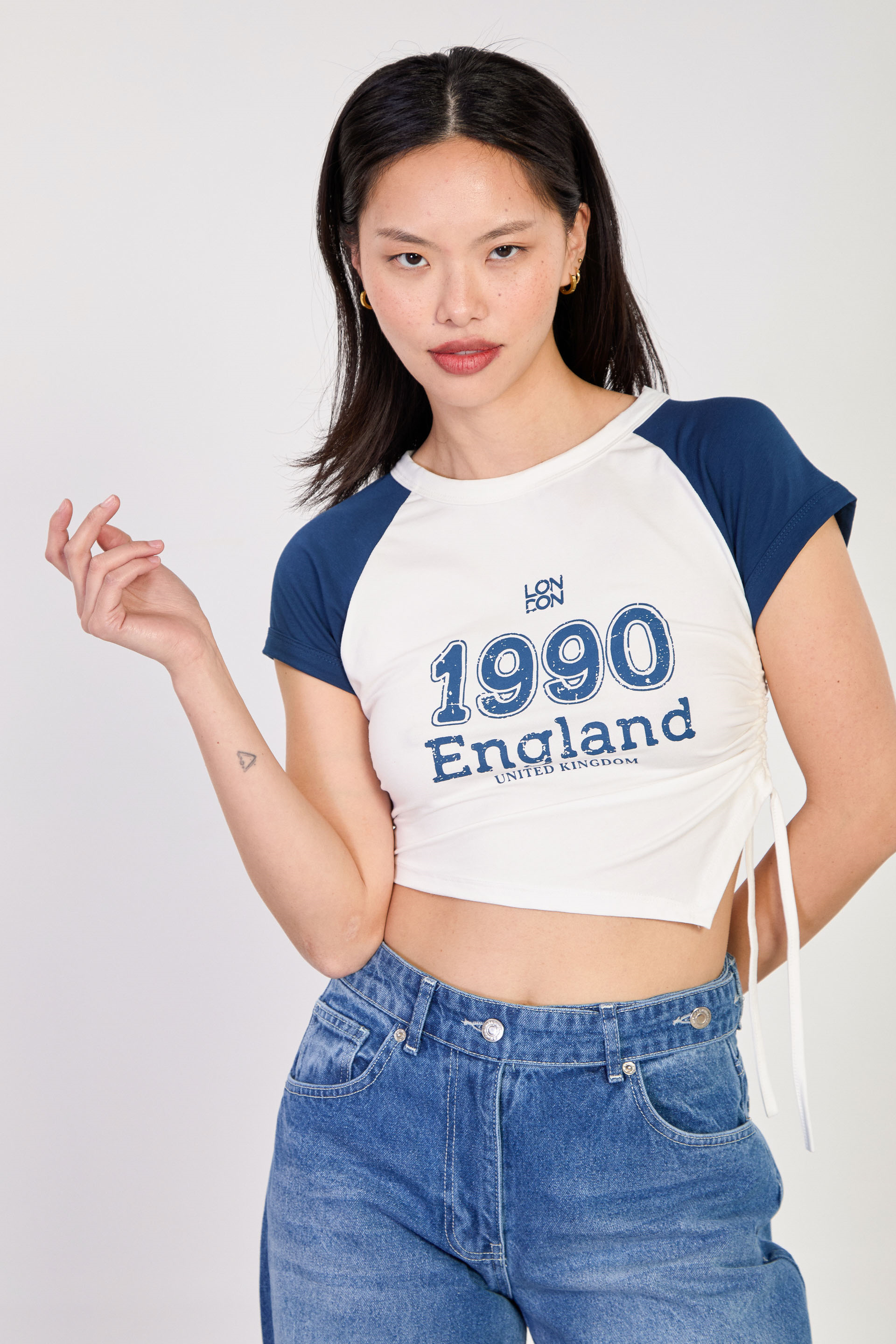 Kadın Yanı Büzgülü Önü Baskılı Reglan Kol T-Shirt - Ekru/Lacivert