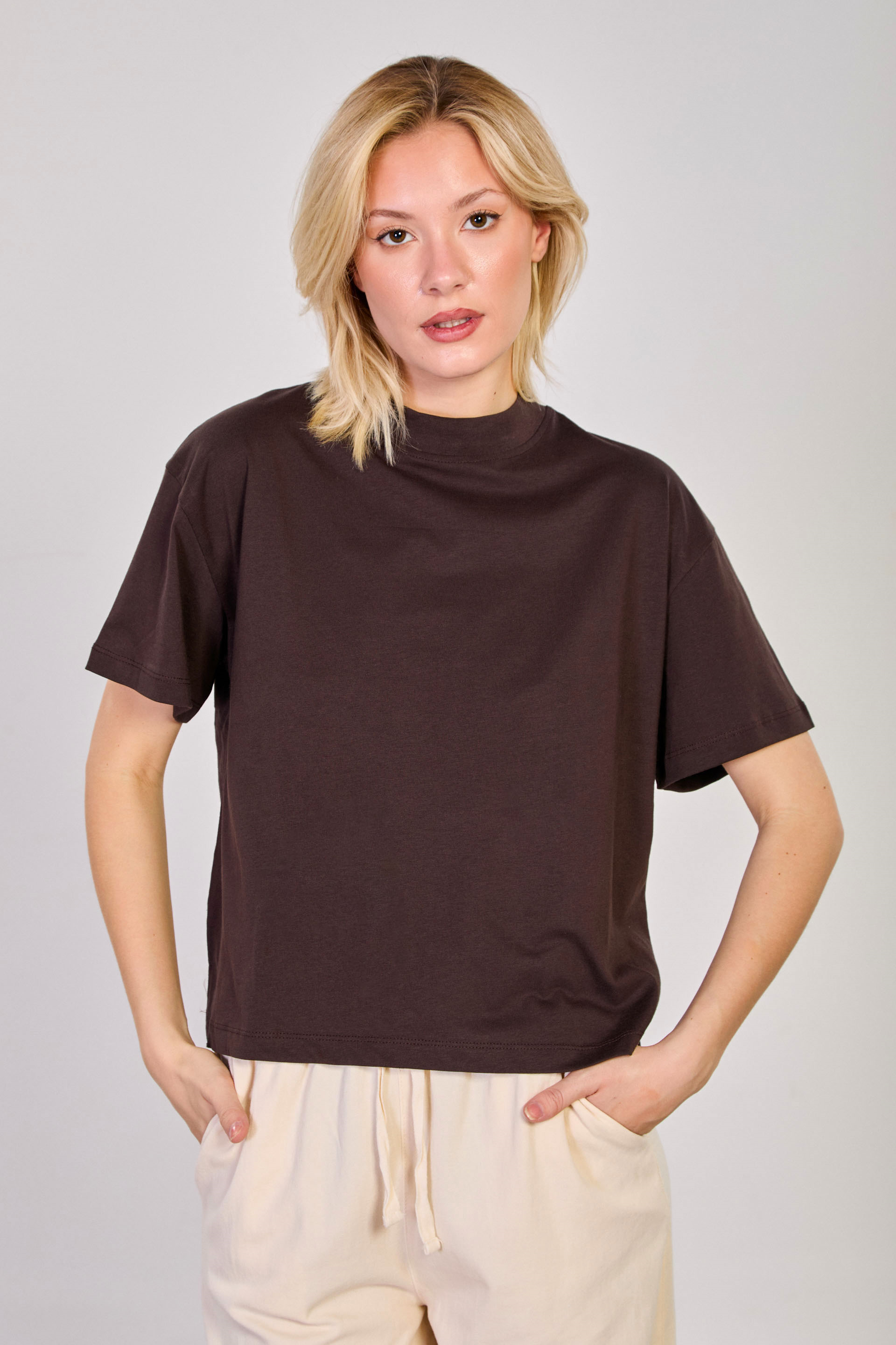 Kadın Dik Yaka Yanı Yırtmaçlı Basic T-Shirt - Acı Kahve