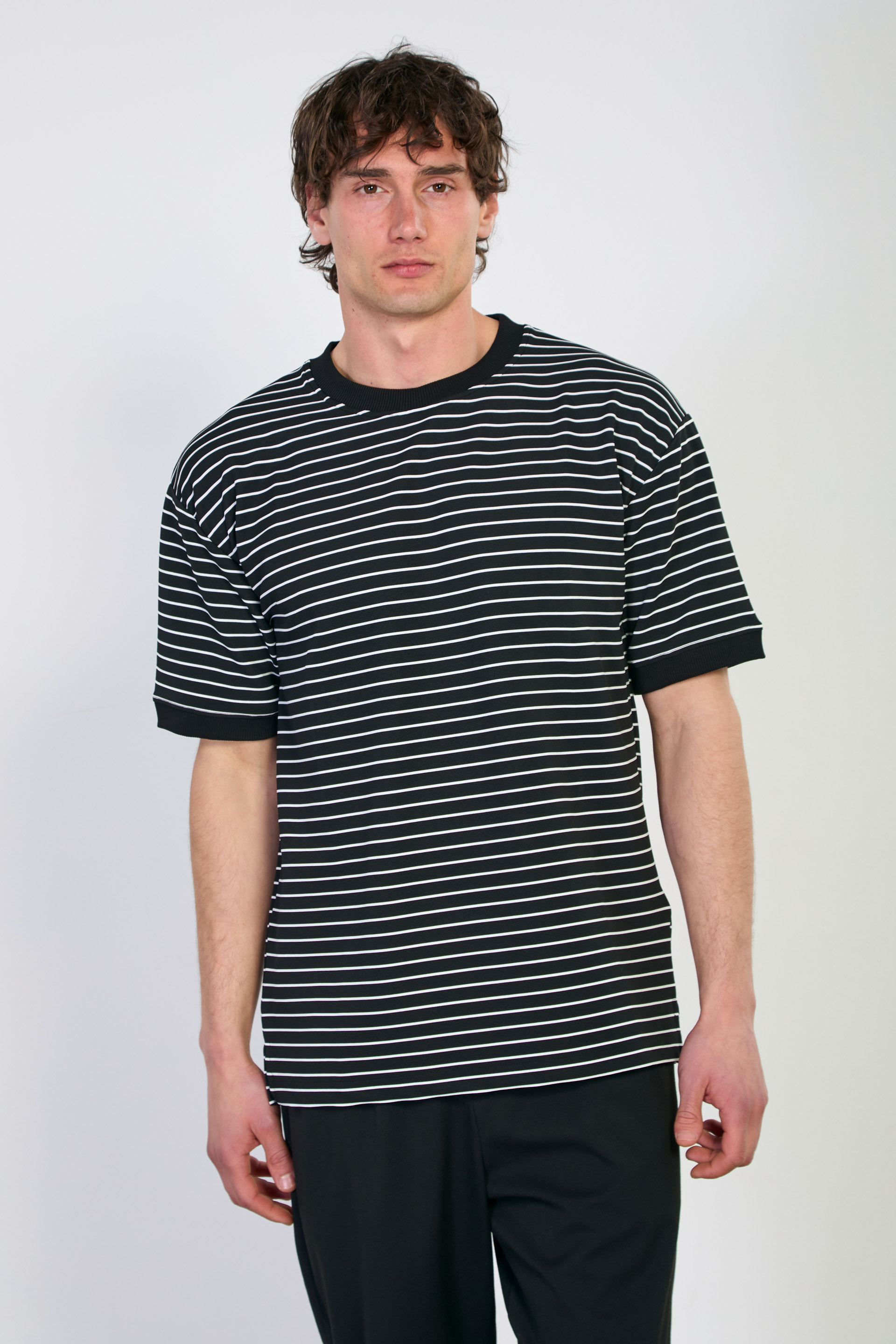 Erkek Yakası ve Kolları Ribanalı Çizgili T-Shirt - Siyah