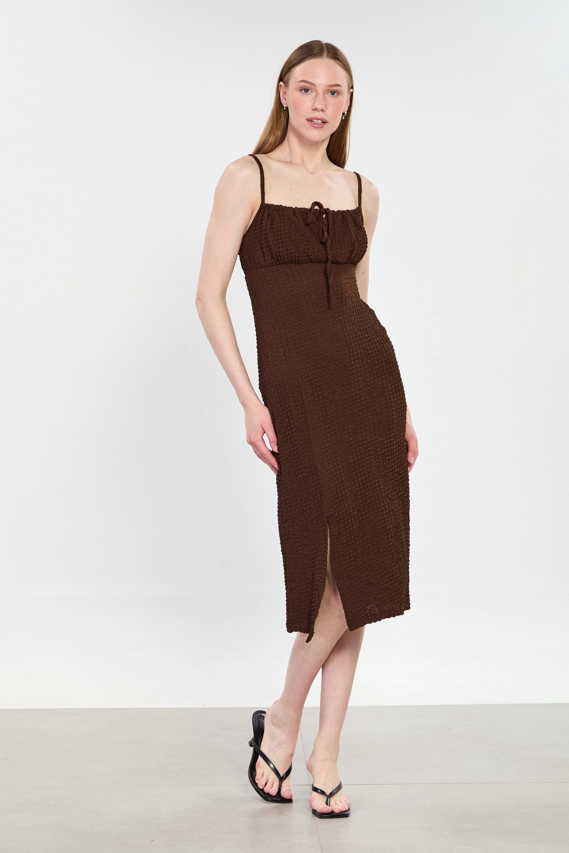 Kadın Göğüs Bağlamalı Yandan Yırtmaçlı Elbise - Kahve