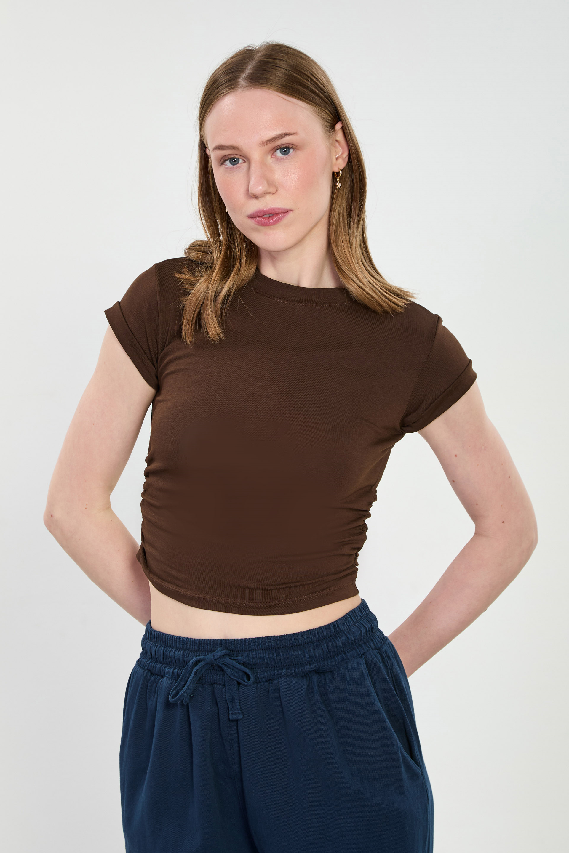 Kadın Yanı Büzgülü Kolu Katlamalı T-Shirt - Acı Kahve