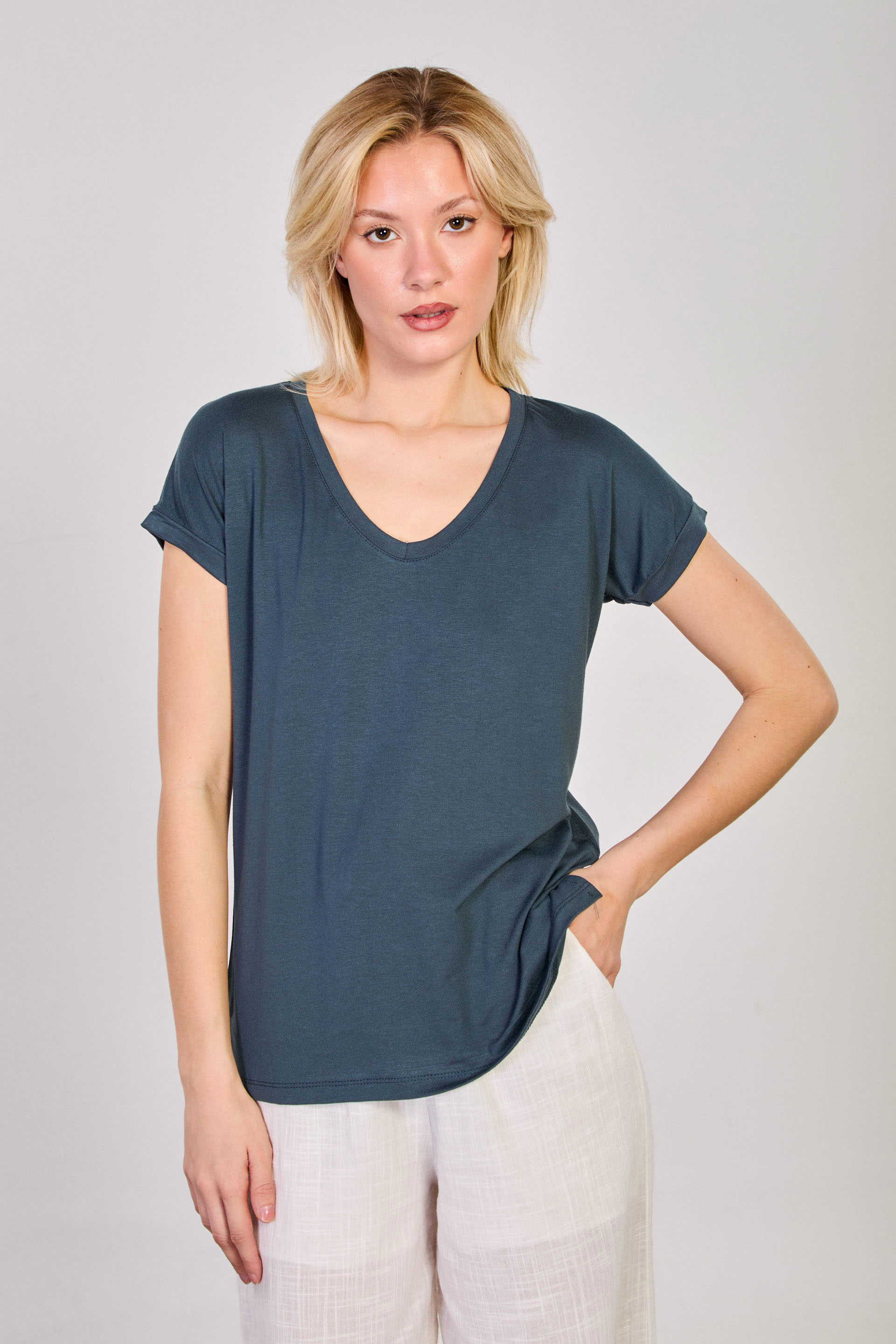 Kadın V Yaka Yırtmaçlı T-Shirt - Füme