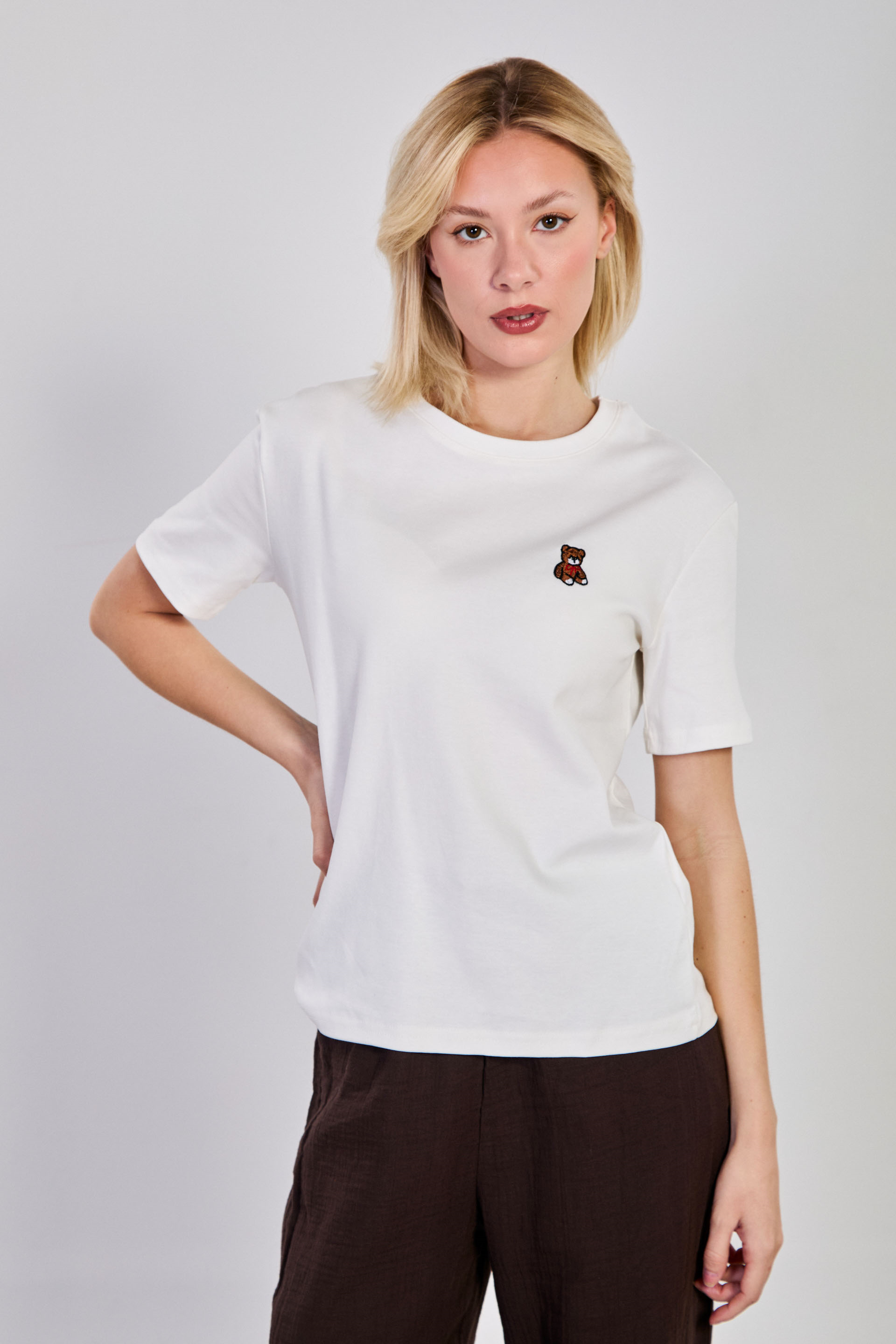 Kadın Bisiklet Yaka Göğüs Ayı Nakışlı T-Shirt - Ekru