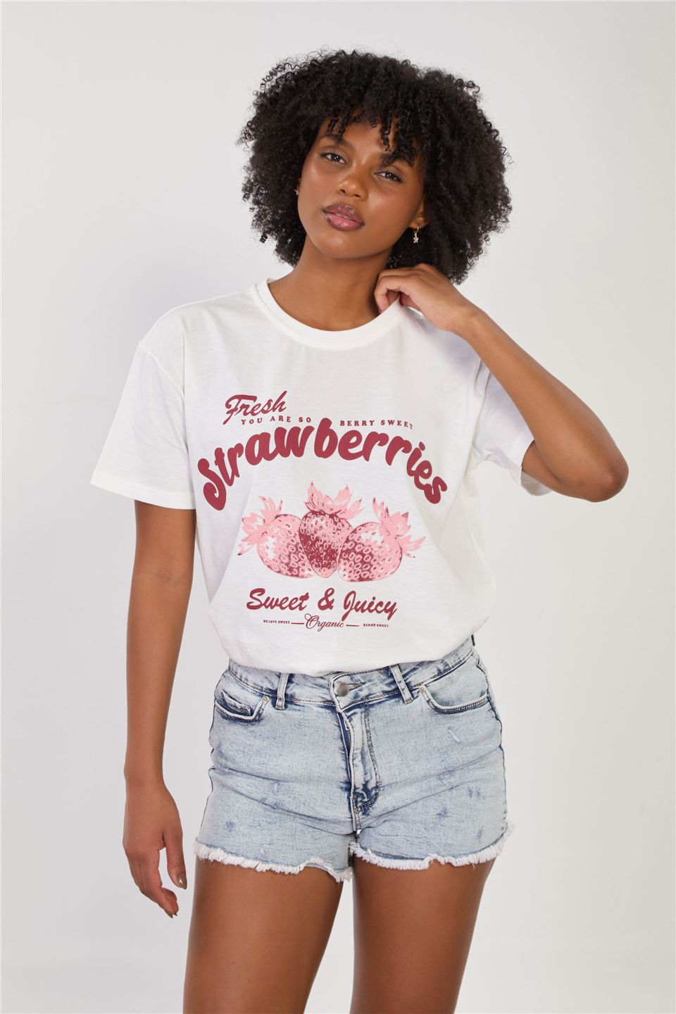 Kadın Önü Strawberries Yazılı T-Shirt - Ekru