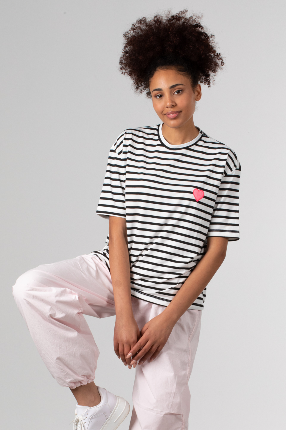 Çizgili kalp detaylı t-shirt-81457 Beyaz/Siyah