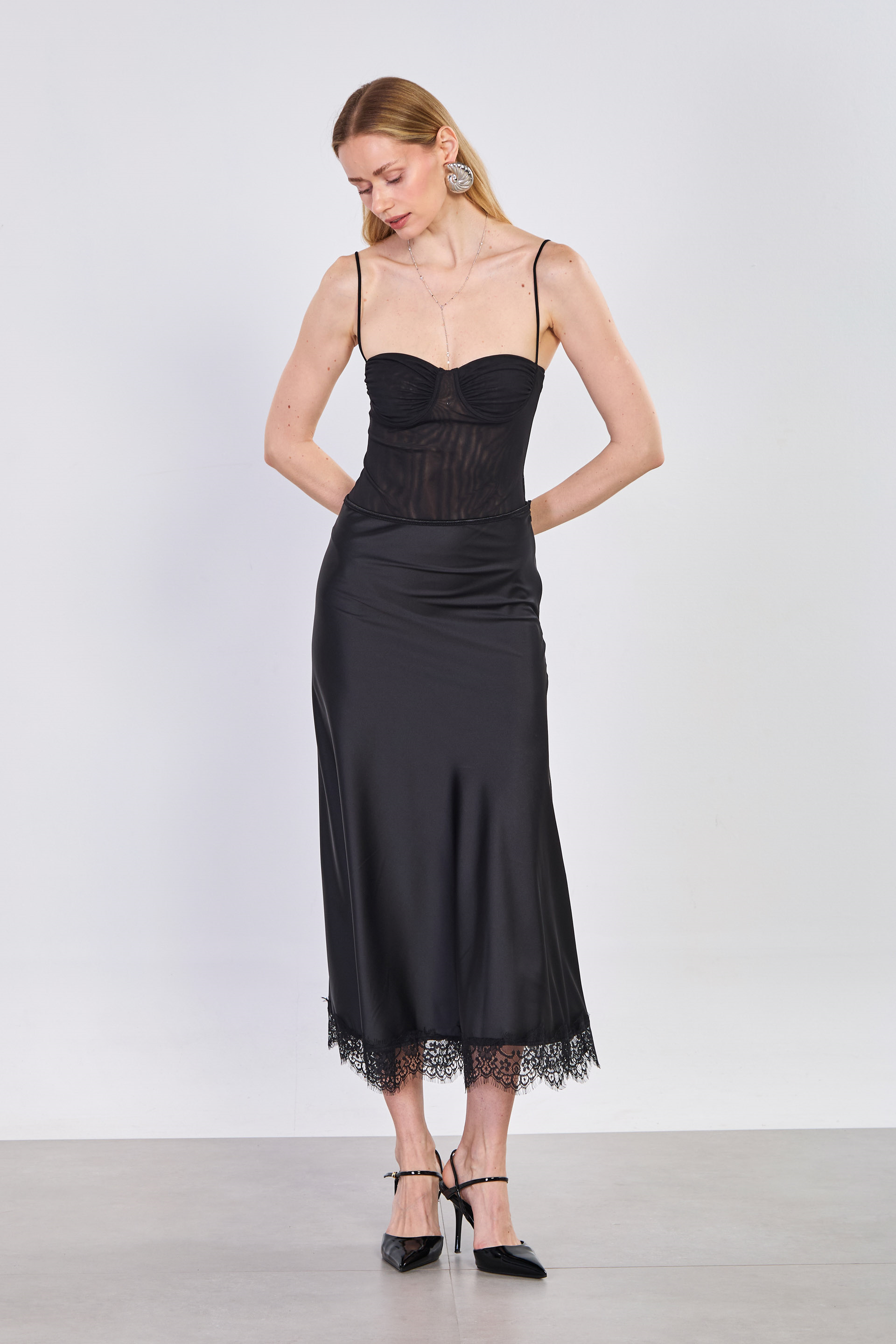 Kadın Etek Ucu Dantelli Saten Etek - Siyah