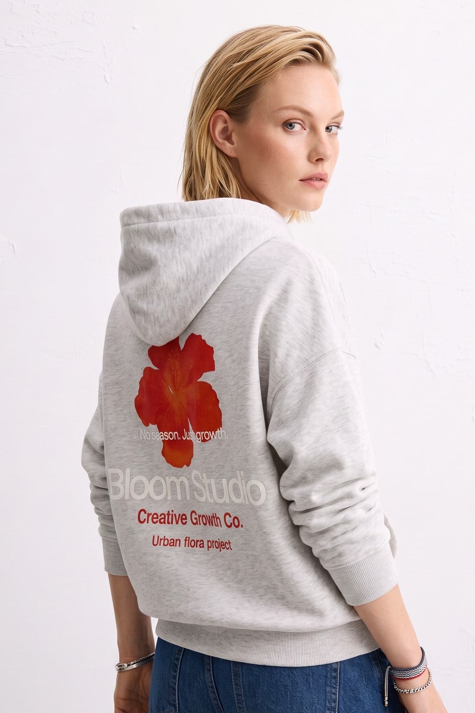 Kadın Kapüşonlu Çiçek Baskılı Sweatshirt - Kar Melanj
