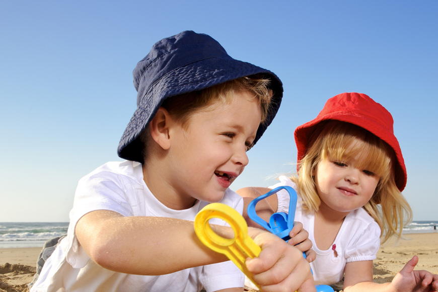 Çocuk ve bebekleri şapkalar ile güneşin zararlı ışınlarından koruyun!