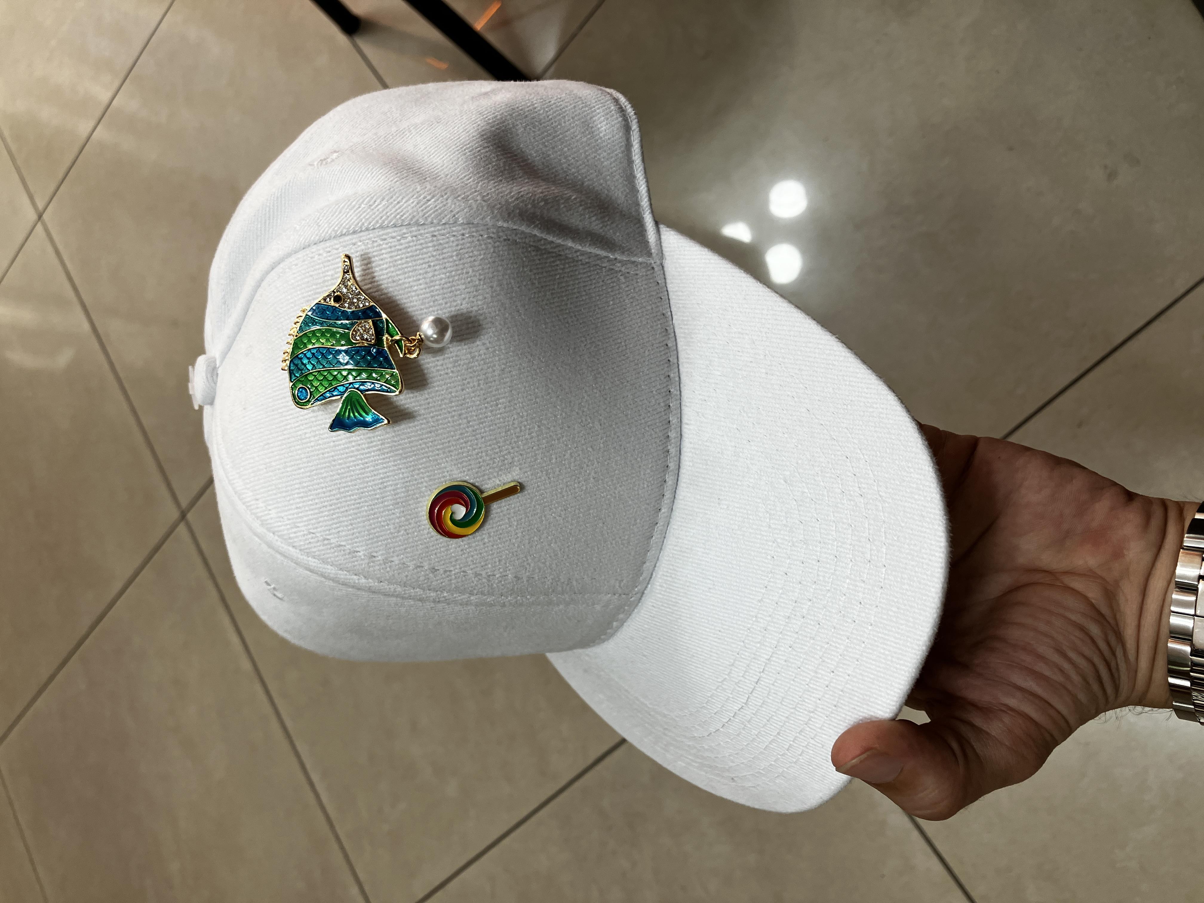 Pin Detaylı Beyaz Şapka - %100 Pamuk Snapback Cap