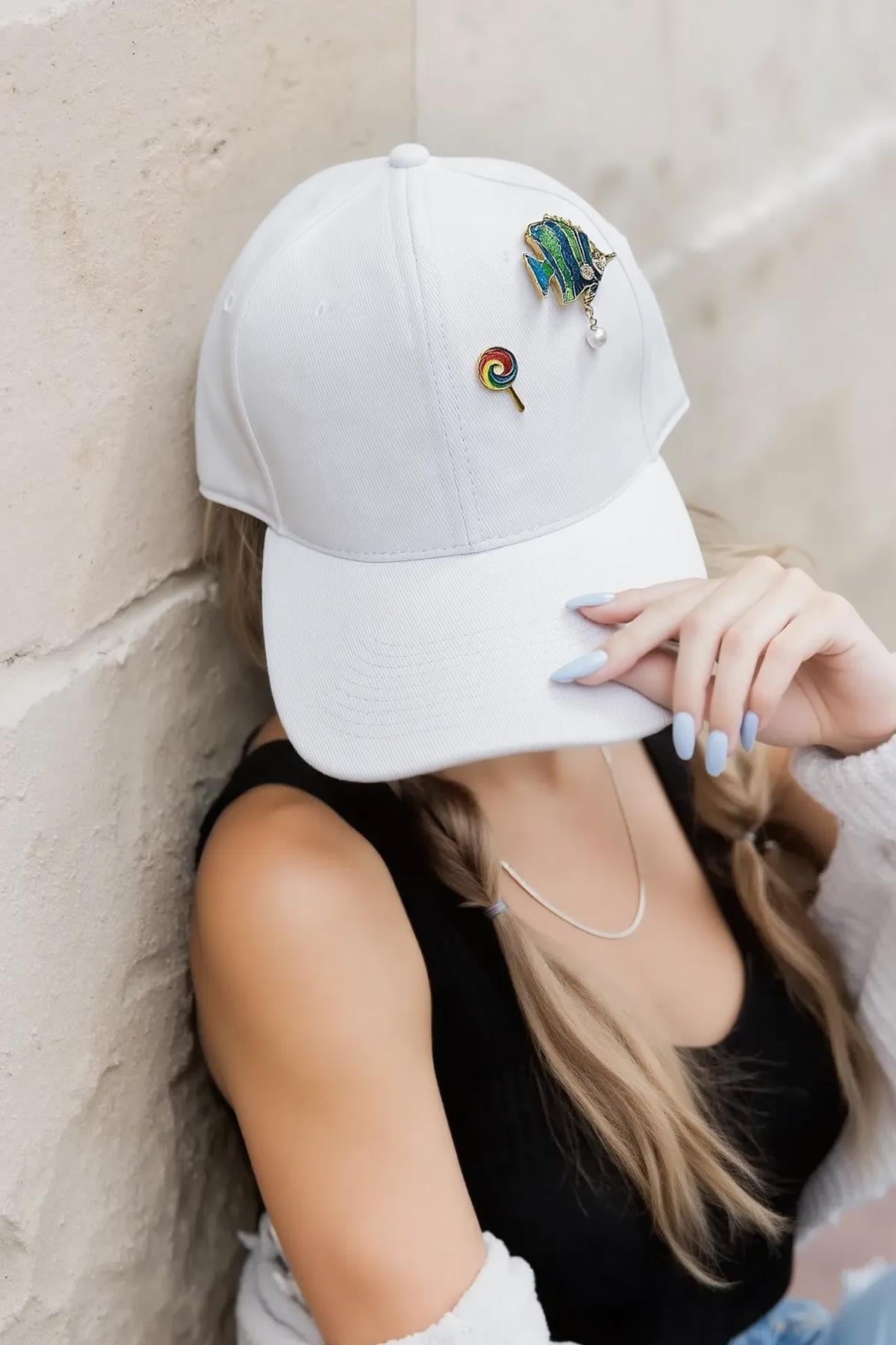 Külah Pin Detaylı Beyaz Şapka - %100 Pamuk Snapback Cap KLH7523