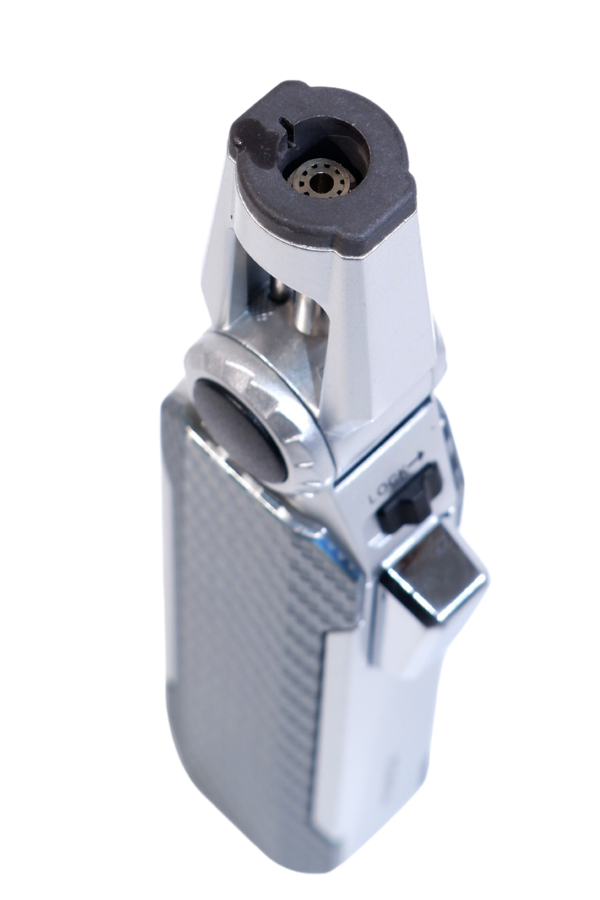 Parmida Tek Torch Pürmüz Oynar Başlıklı Karbon Desenli Gümüş Masa Tipi Metal Puro Çakmağı