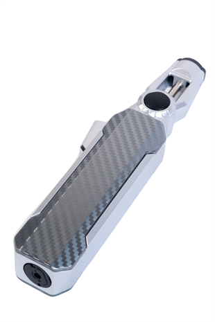 Parmida Tek Torch Pürmüz Oynar Başlıklı Karbon Desenli Gümüş Masa Tipi Metal Puro Çakmağı