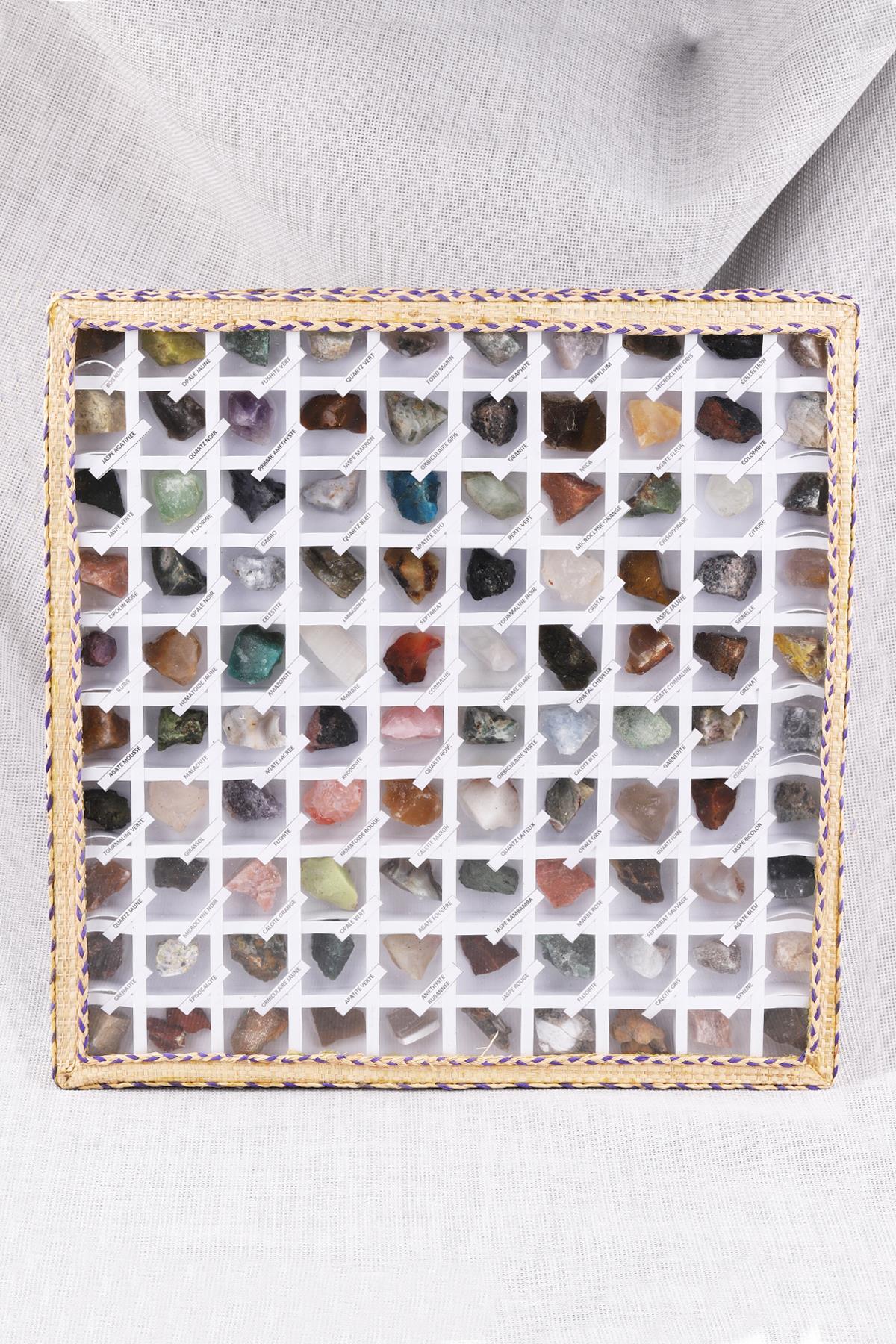 100 Farklı Doğal Taştan Oluşan Tablo