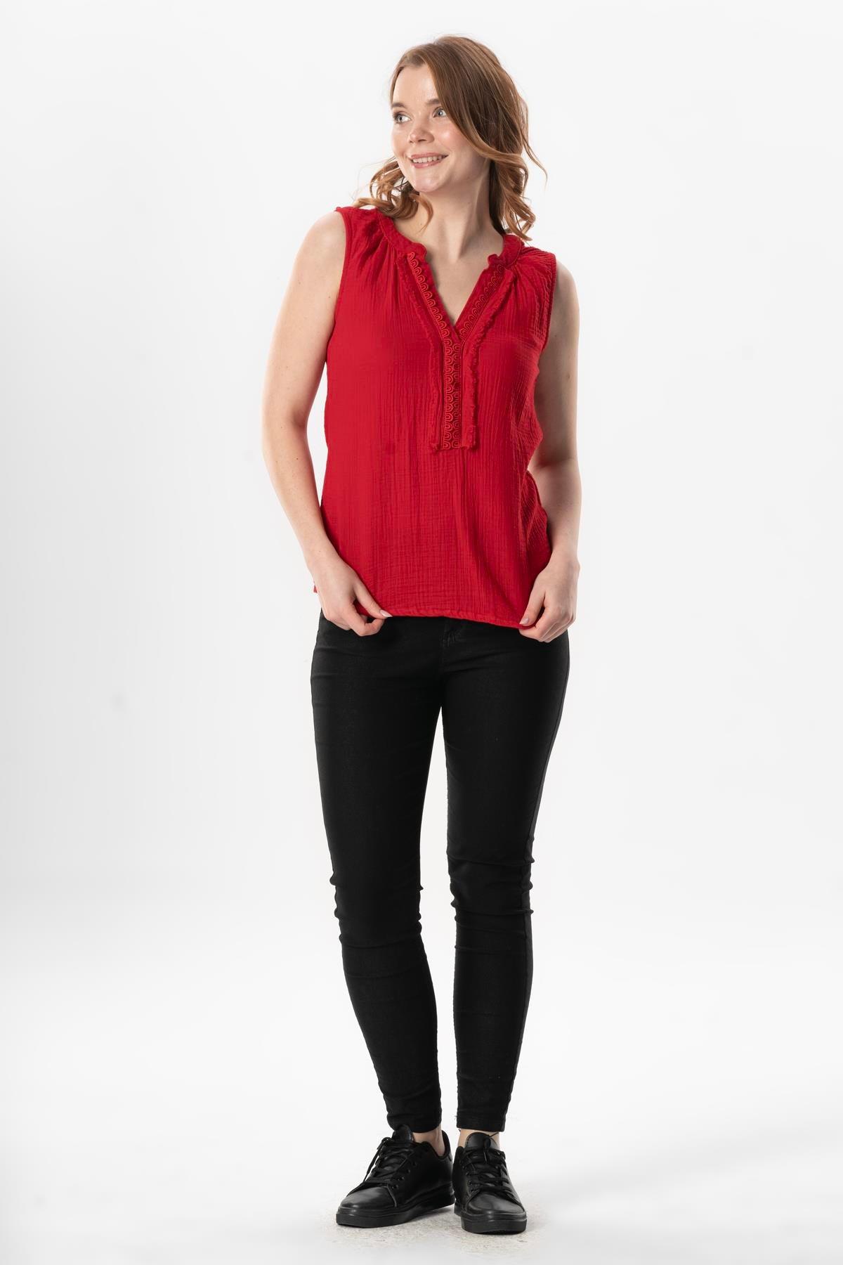 Kolsuz V Yaka Berrin Güpür Detaylı Müslin Yazlık Bluz Kırmızı Krmz