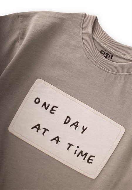 One Day At A Time Aplikeli T-Shırt 2-10 Yaş S Vizon