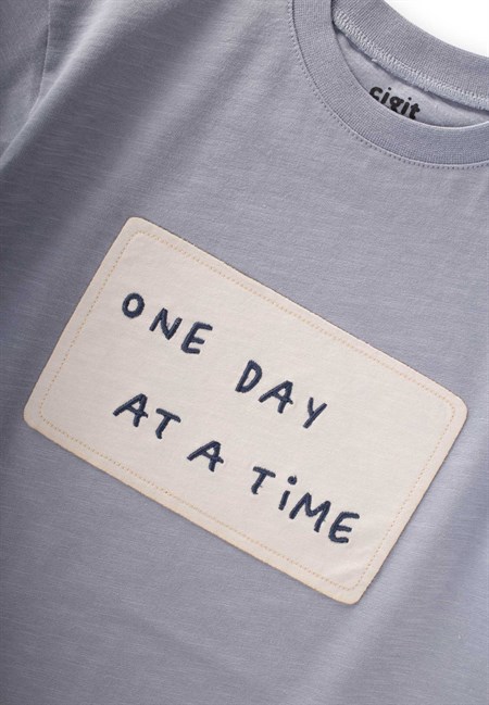 One Day At A Time Aplikeli T-Shırt 2-10 Yaş Pastel Mavi