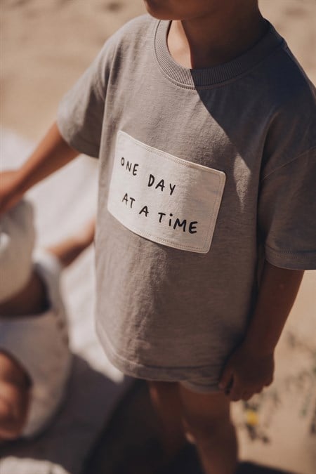 One Day At A Time Aplikeli T-Shırt 2-10 Yaş S Vizon