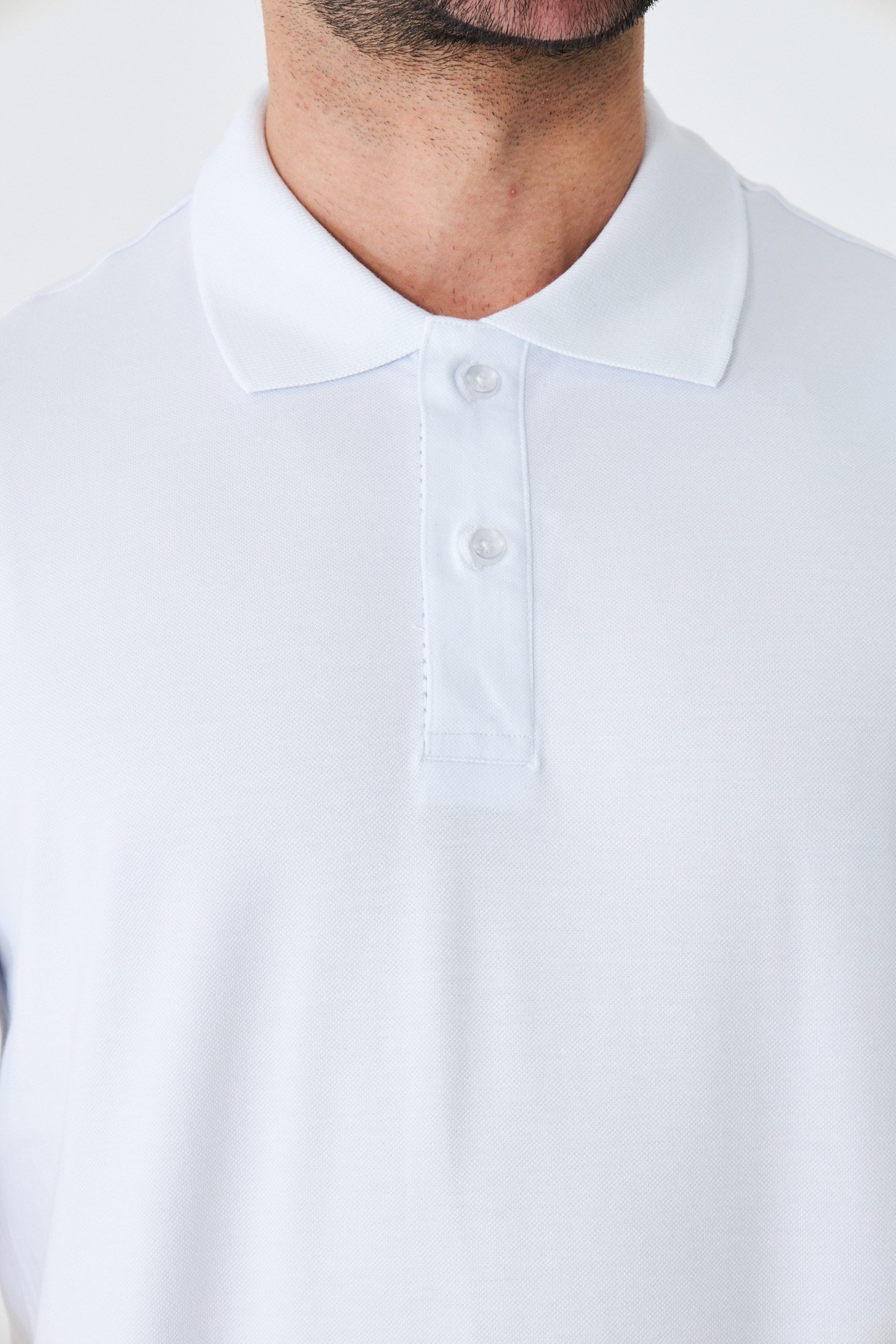 Beyaz Çift Düğmeli Klasik Polo Yaka Tişört