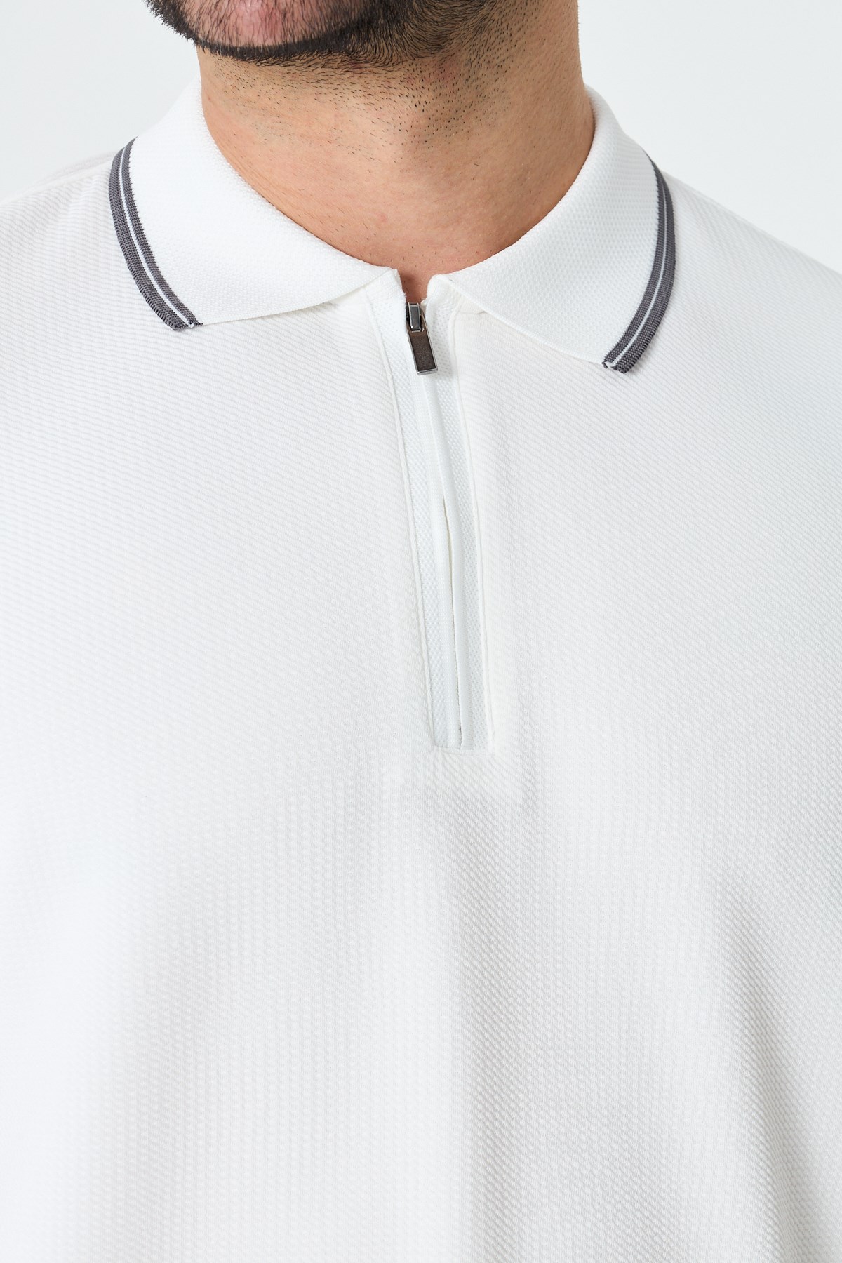 Beyaz Mikro Desenli Erkek Fermuarlı Polo Yaka Tişört