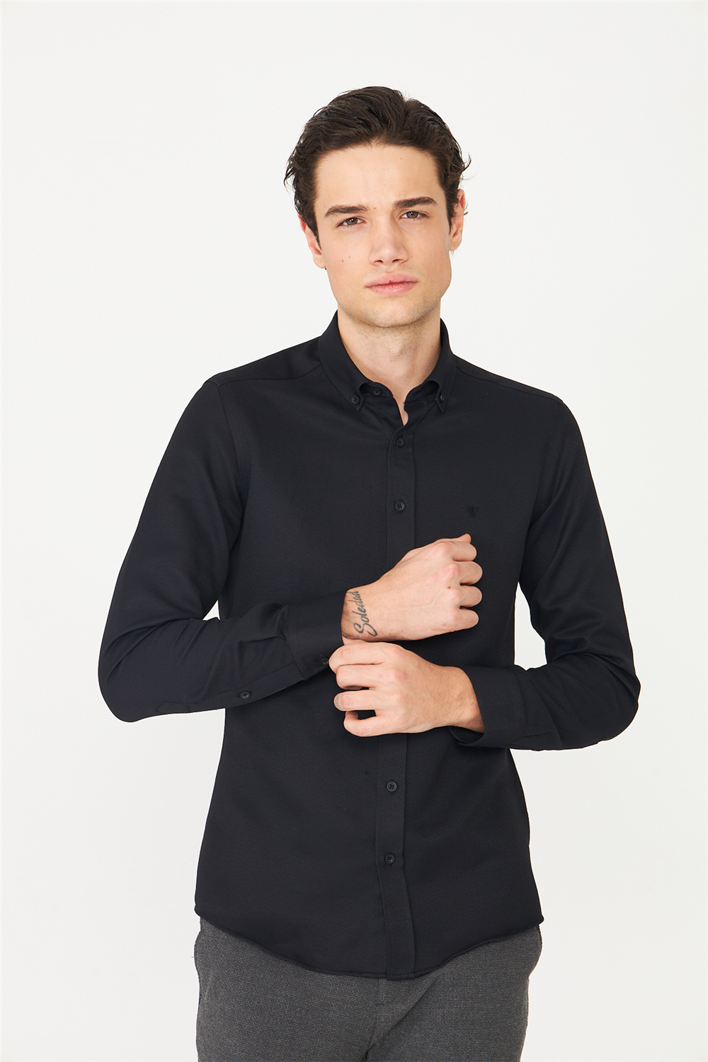 Siyah Düğmeli Yaka Uzun Kollu Gömlek Slim Fit