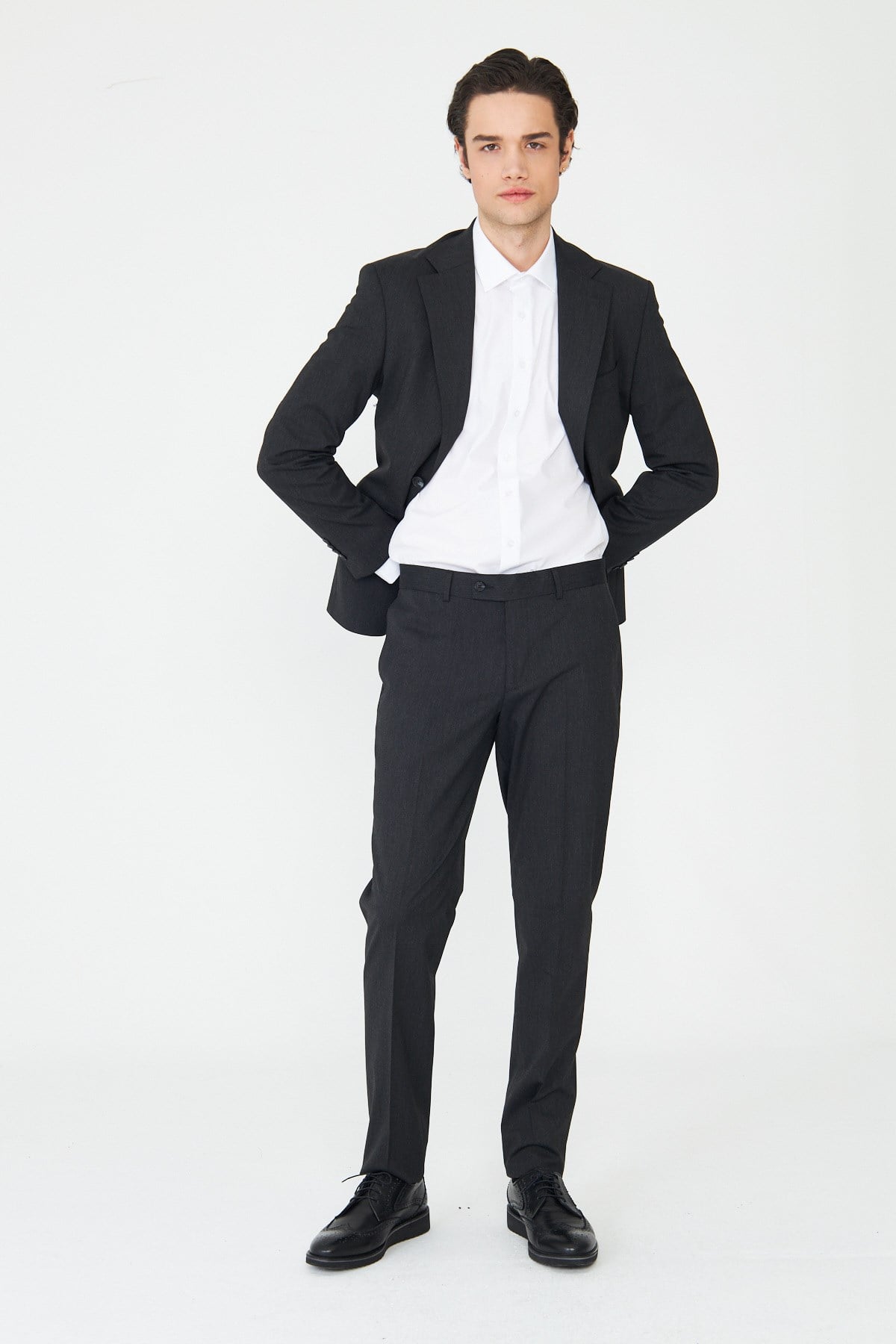 Koyu Gri İnce Dokulu Kumaş Modern Slim Fit Klasik Yaka Premium Takım Elbise